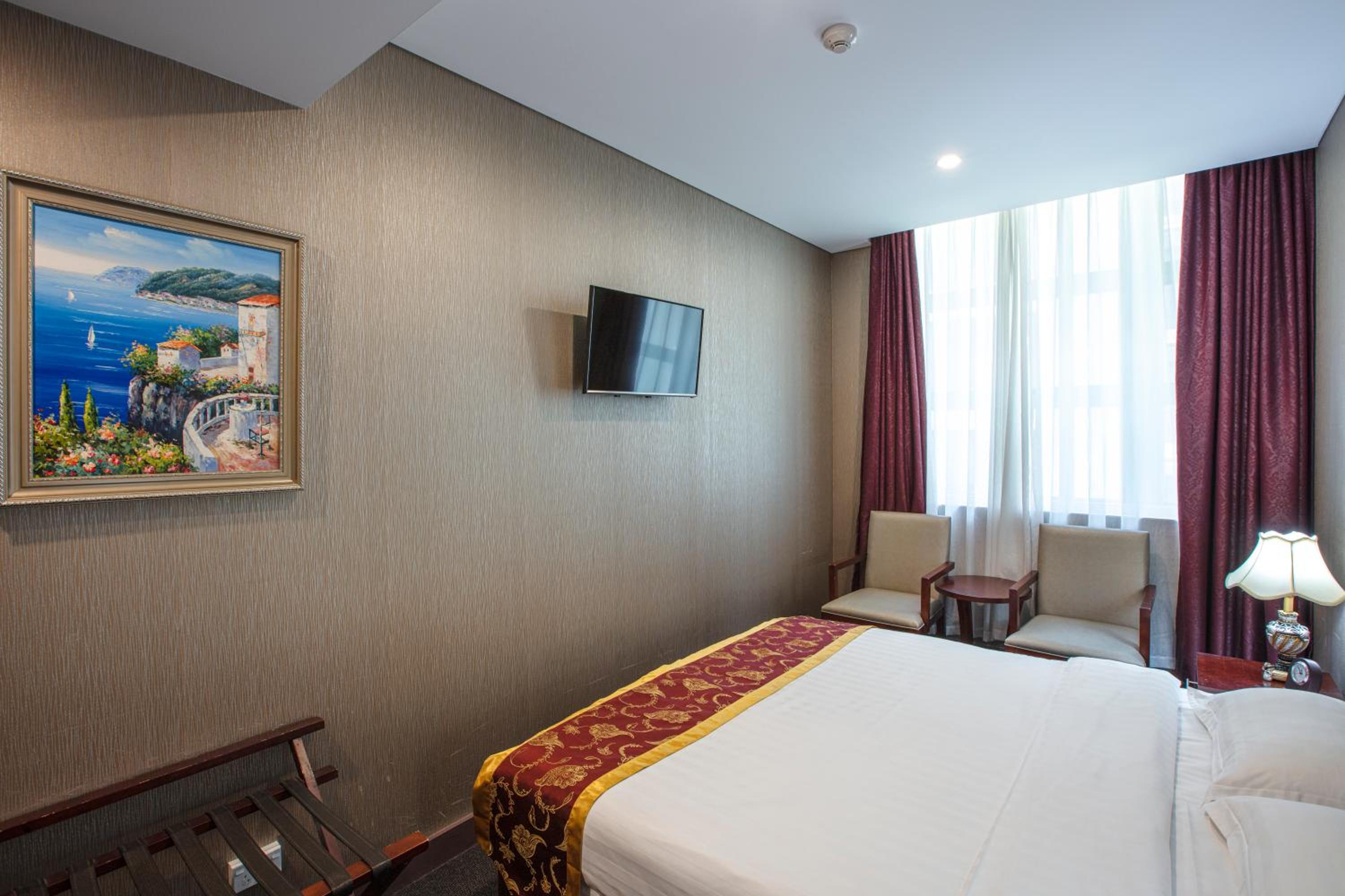Premium King Room thumbnail 6
