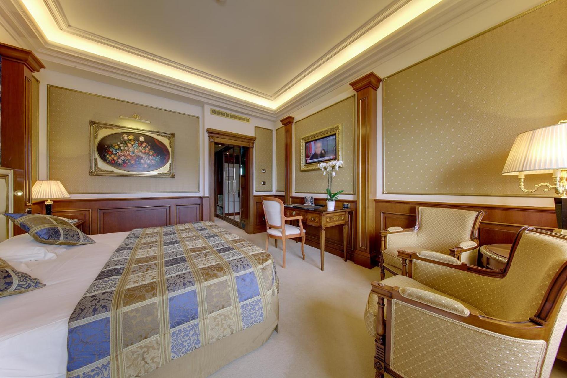 Deluxe Double or Twin Room with Lake or side pool view - Photo 2