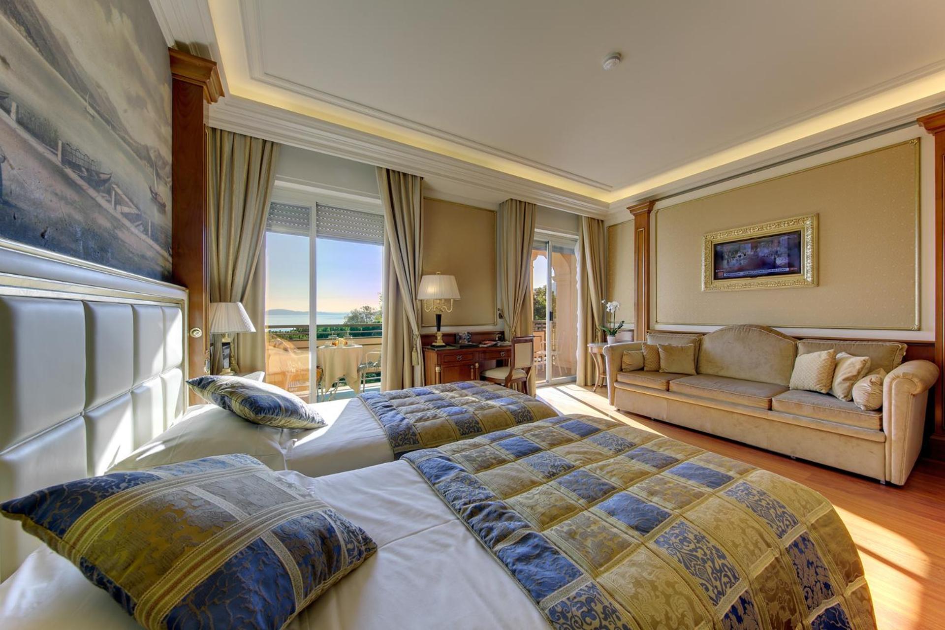 Dreibettzimmer mit teilweisem Seeblick