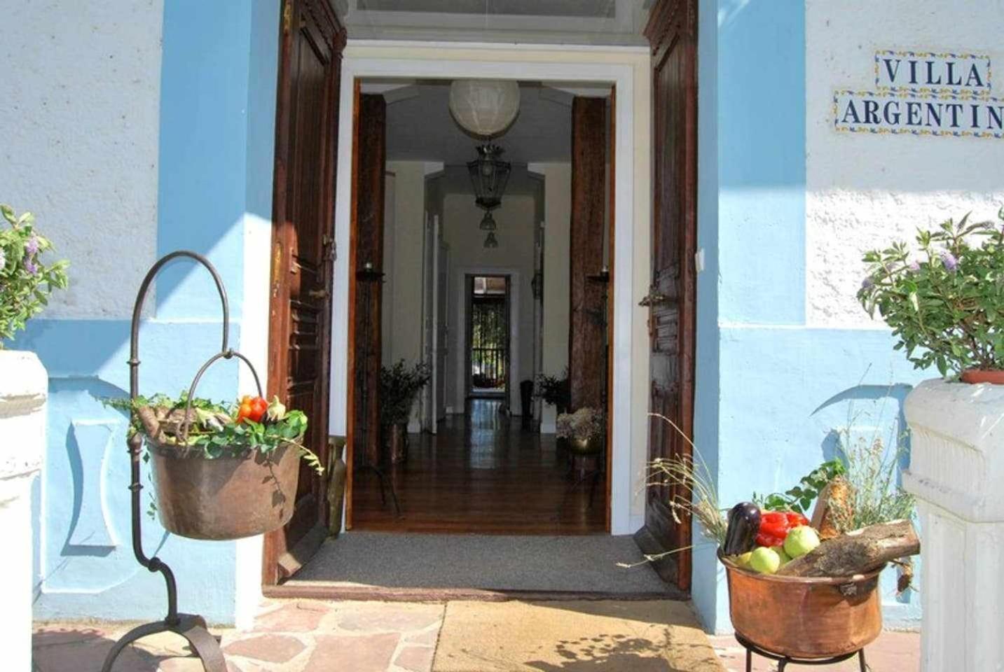 Five-Bedroom House photo 2