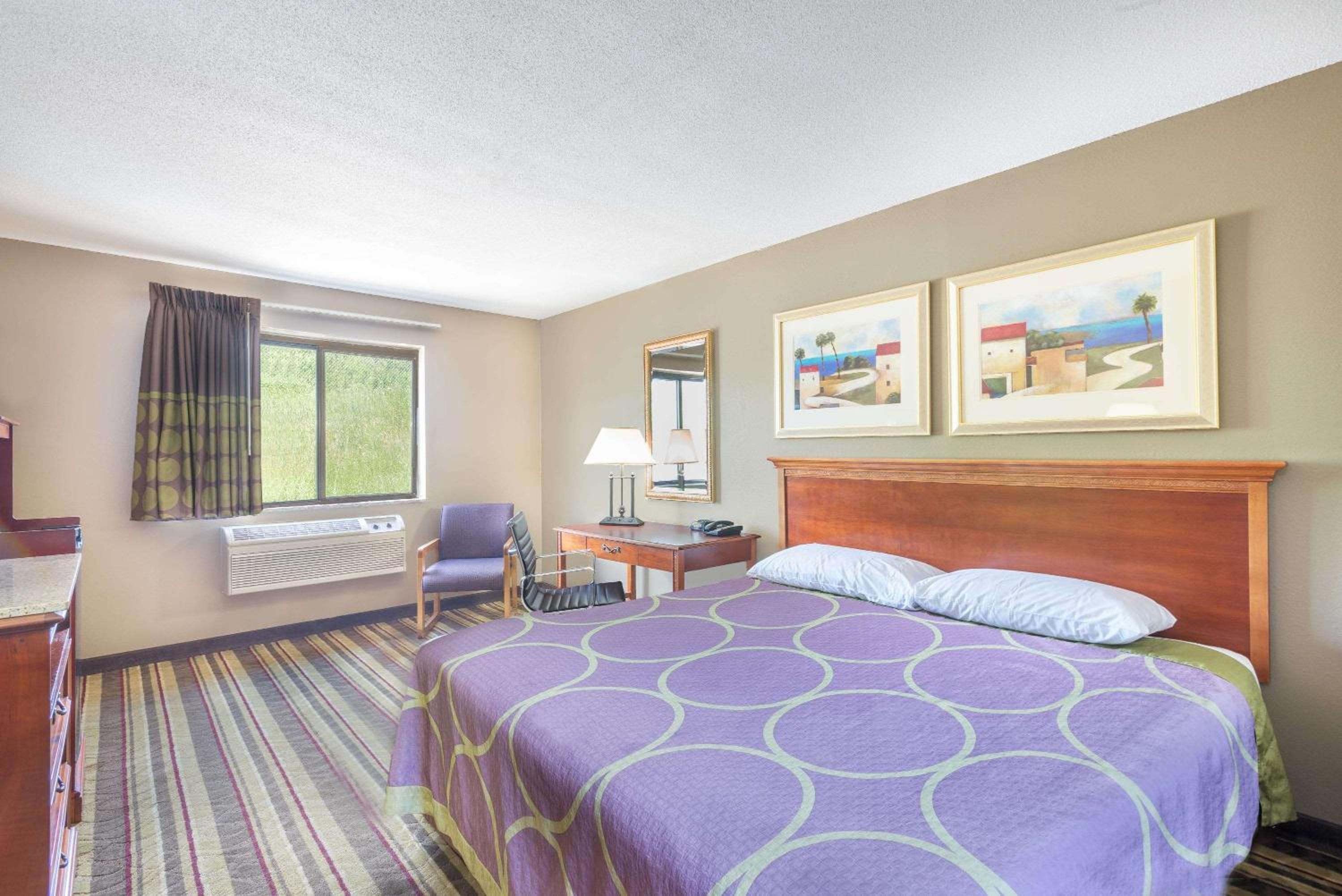 King Room - Non-Smoking - Photo 3