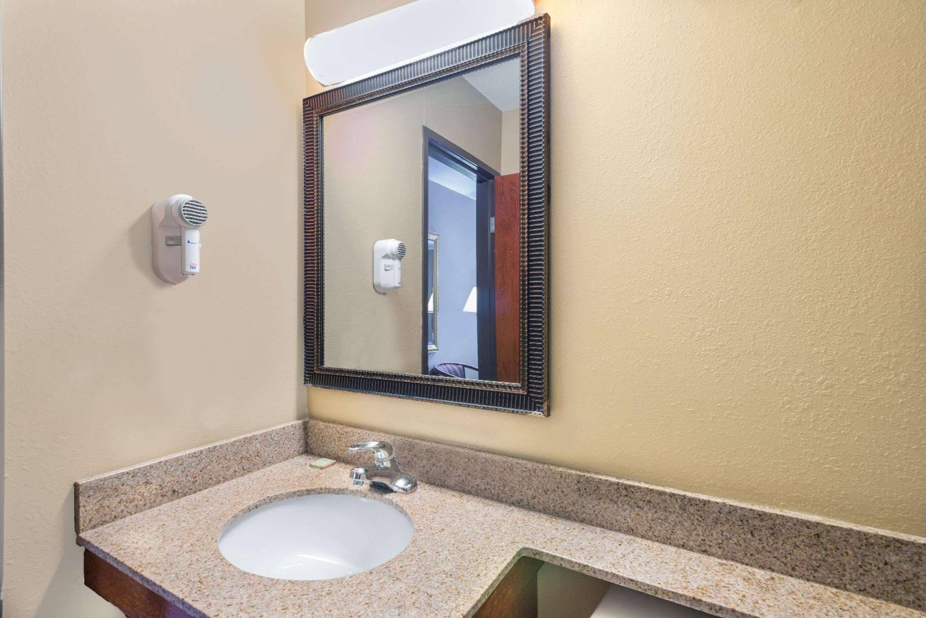 King Room - Non-Smoking - Photo 4