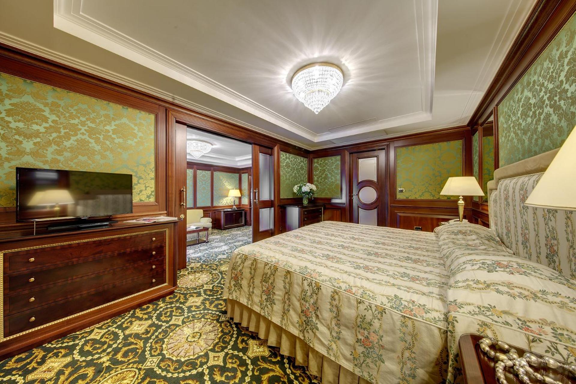 Senior Suite with Lake View - Photo 21