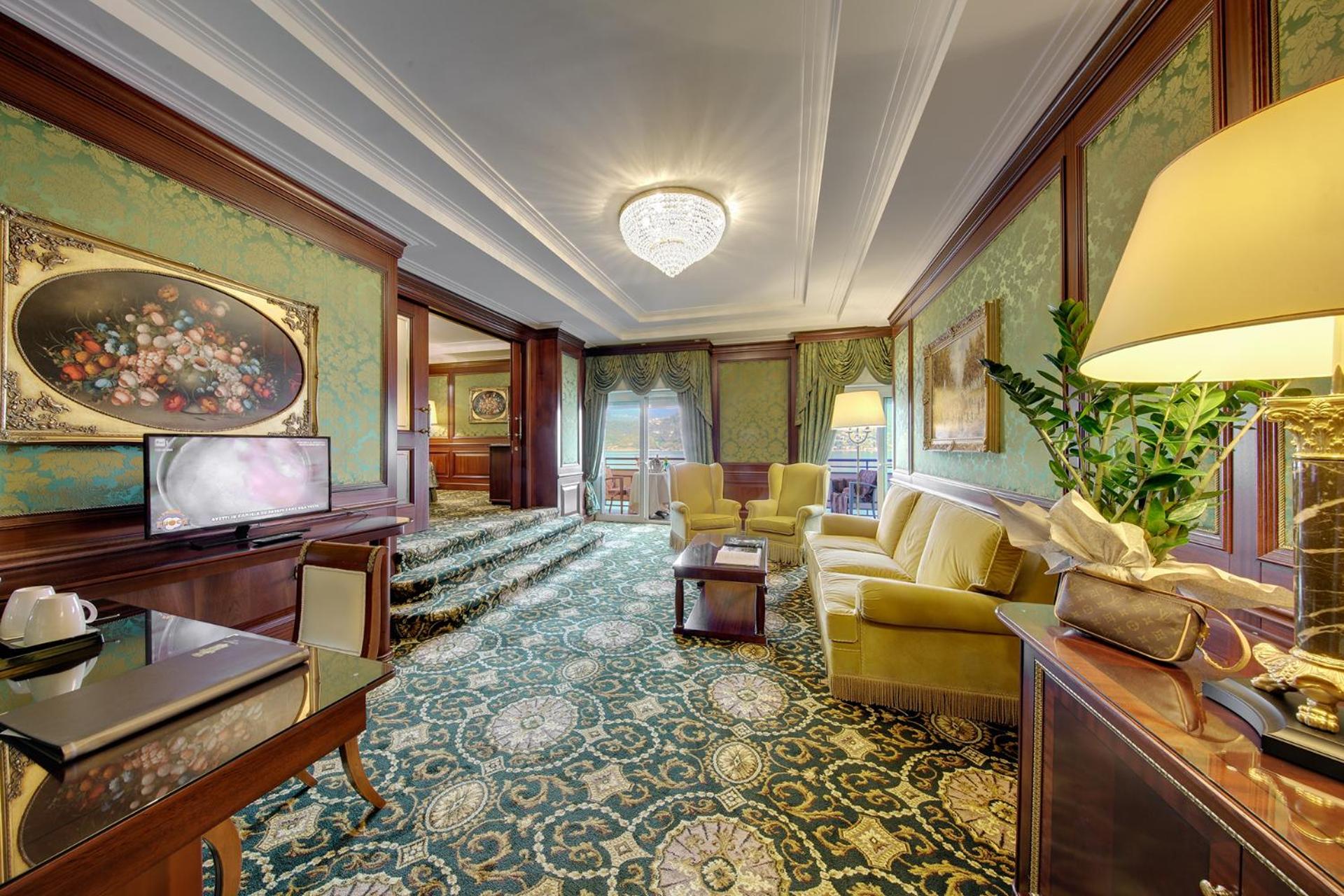 Senior Suite with Lake View - Photo 18