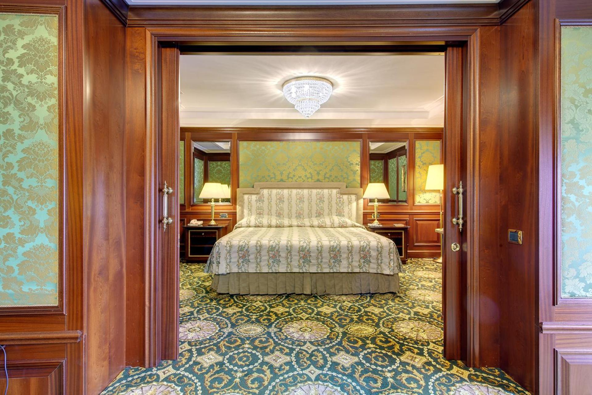 Senior Suite with Lake View - Photo 19