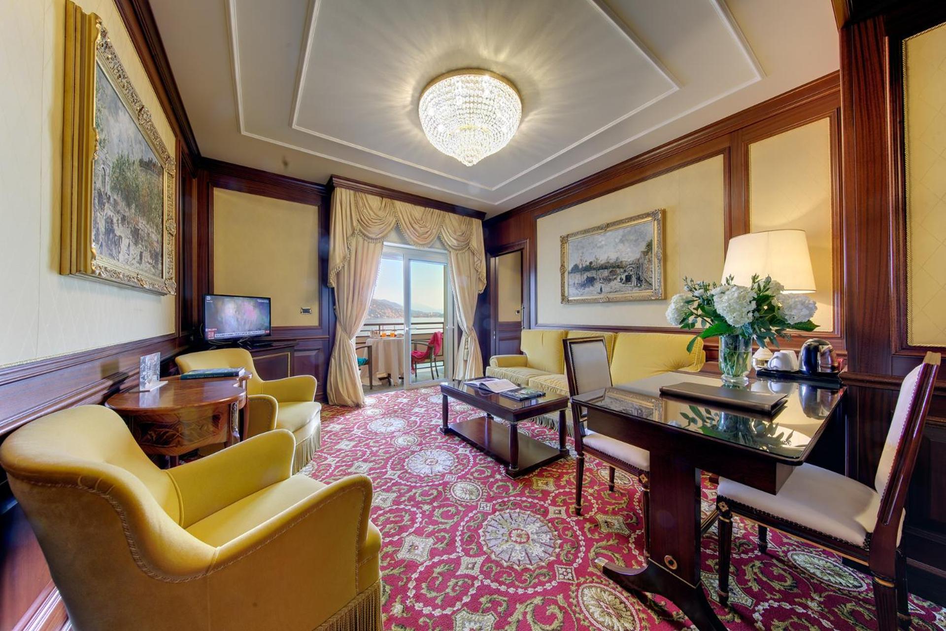 Senior Suite with Lake View - Photo 14