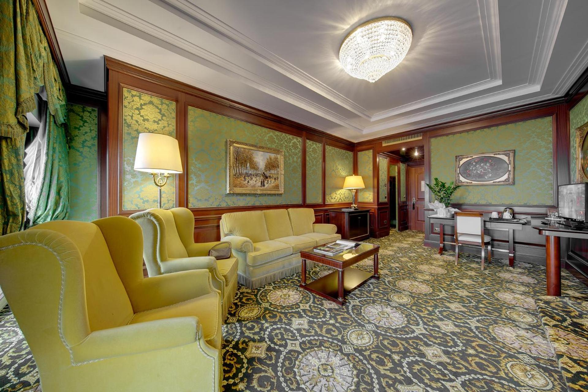 Senior Suite with Lake View - Photo 1