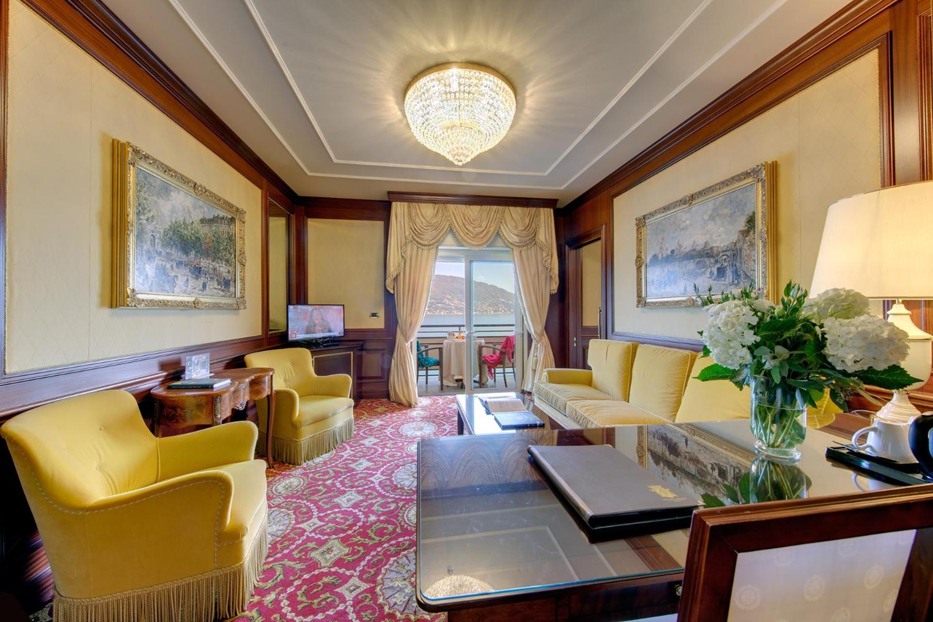 Senior Suite with Lake View - Photo 13