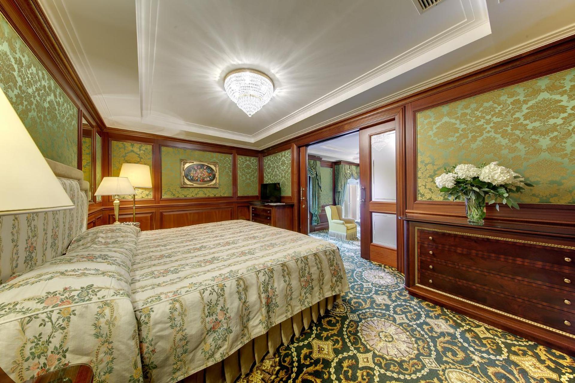 Senior Suite with Lake View - Photo 20