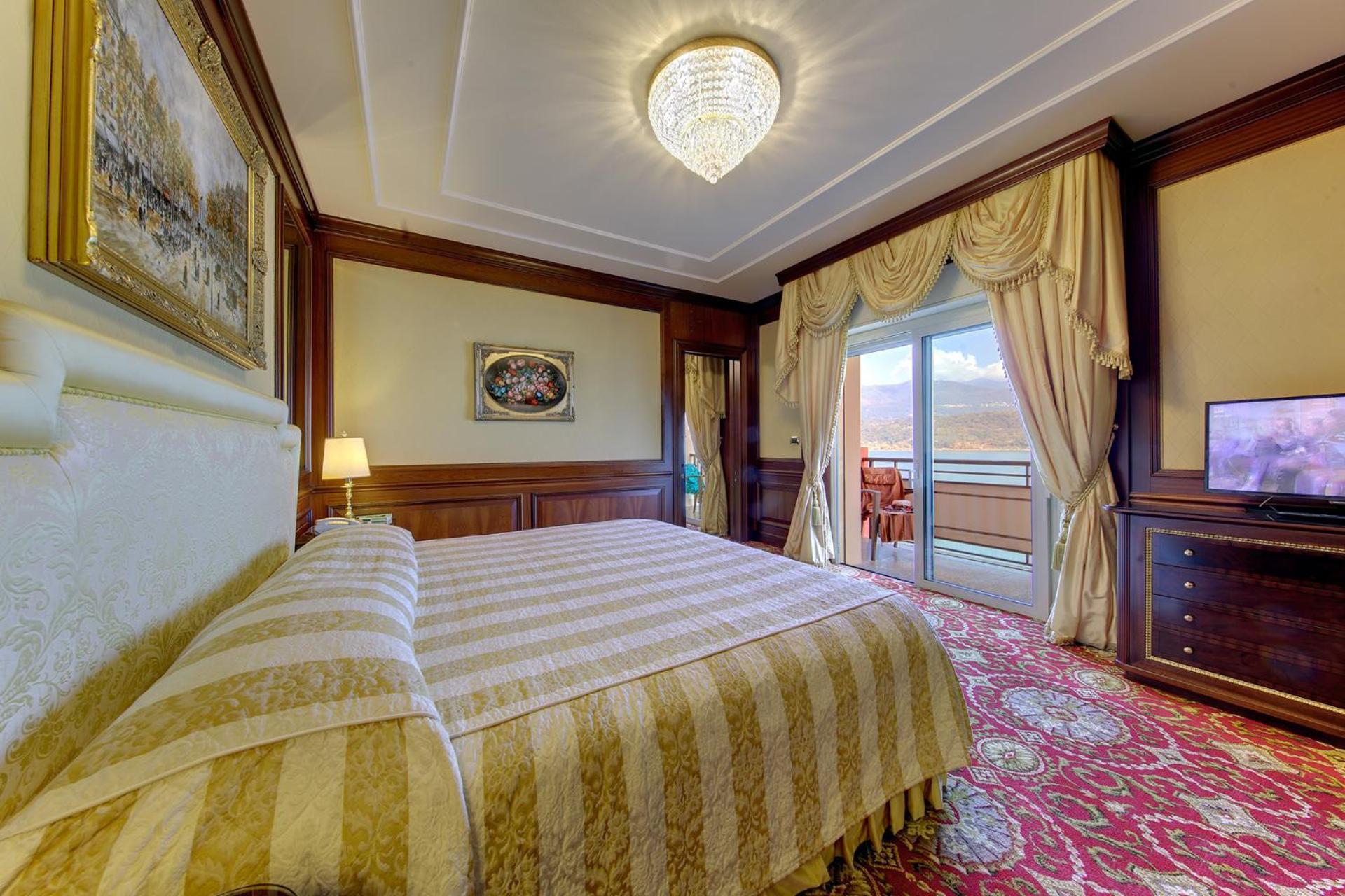 Senior Suite with Lake View - Photo 4