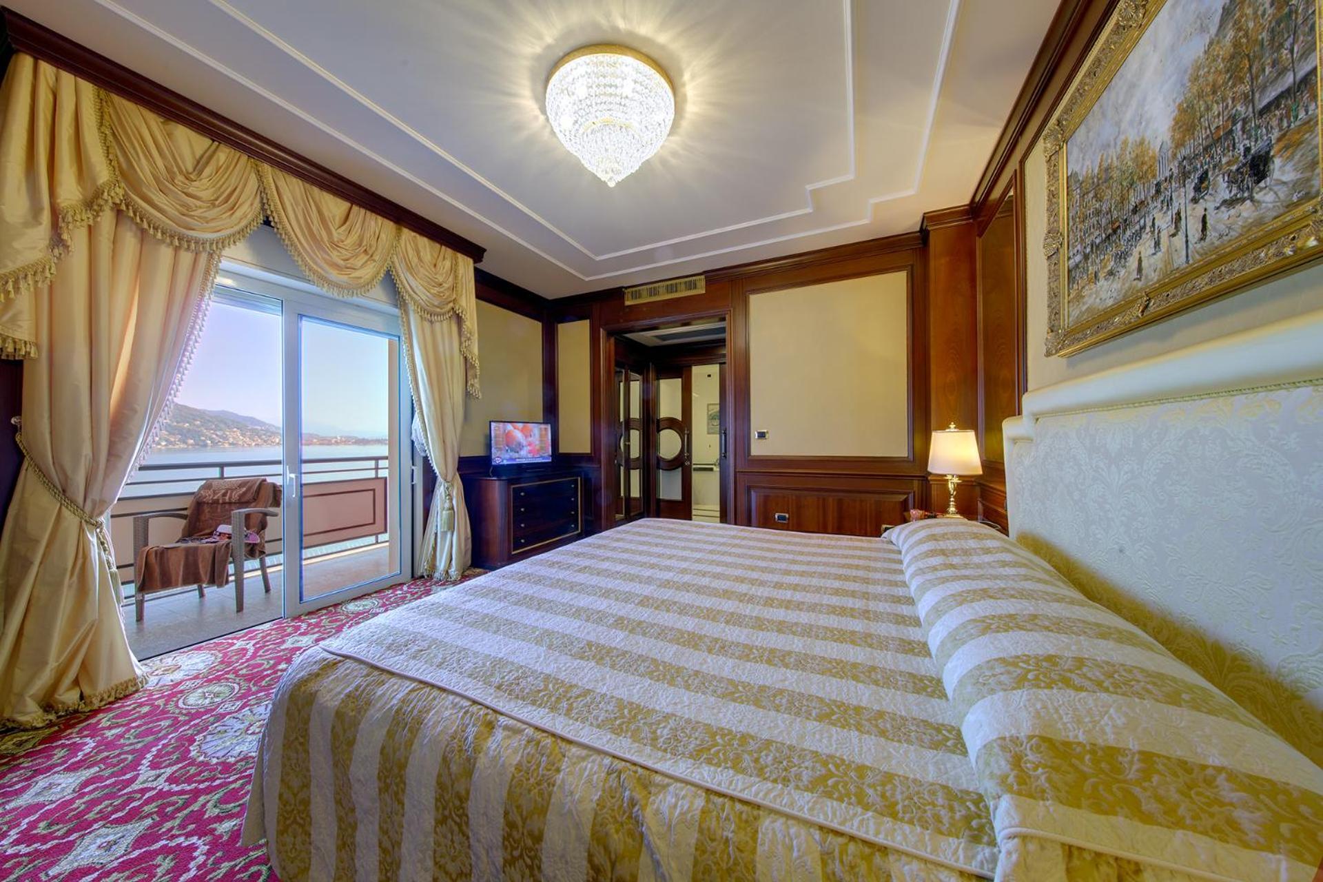 Senior Suite with Lake View - Photo 17