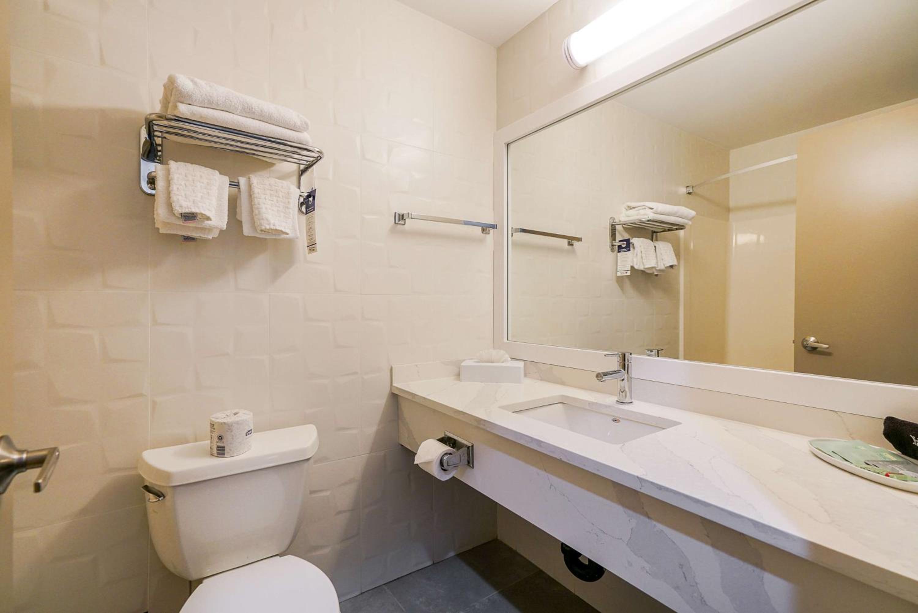 Queen Room with Kitchenette - Non-Smoking - Photo 6
