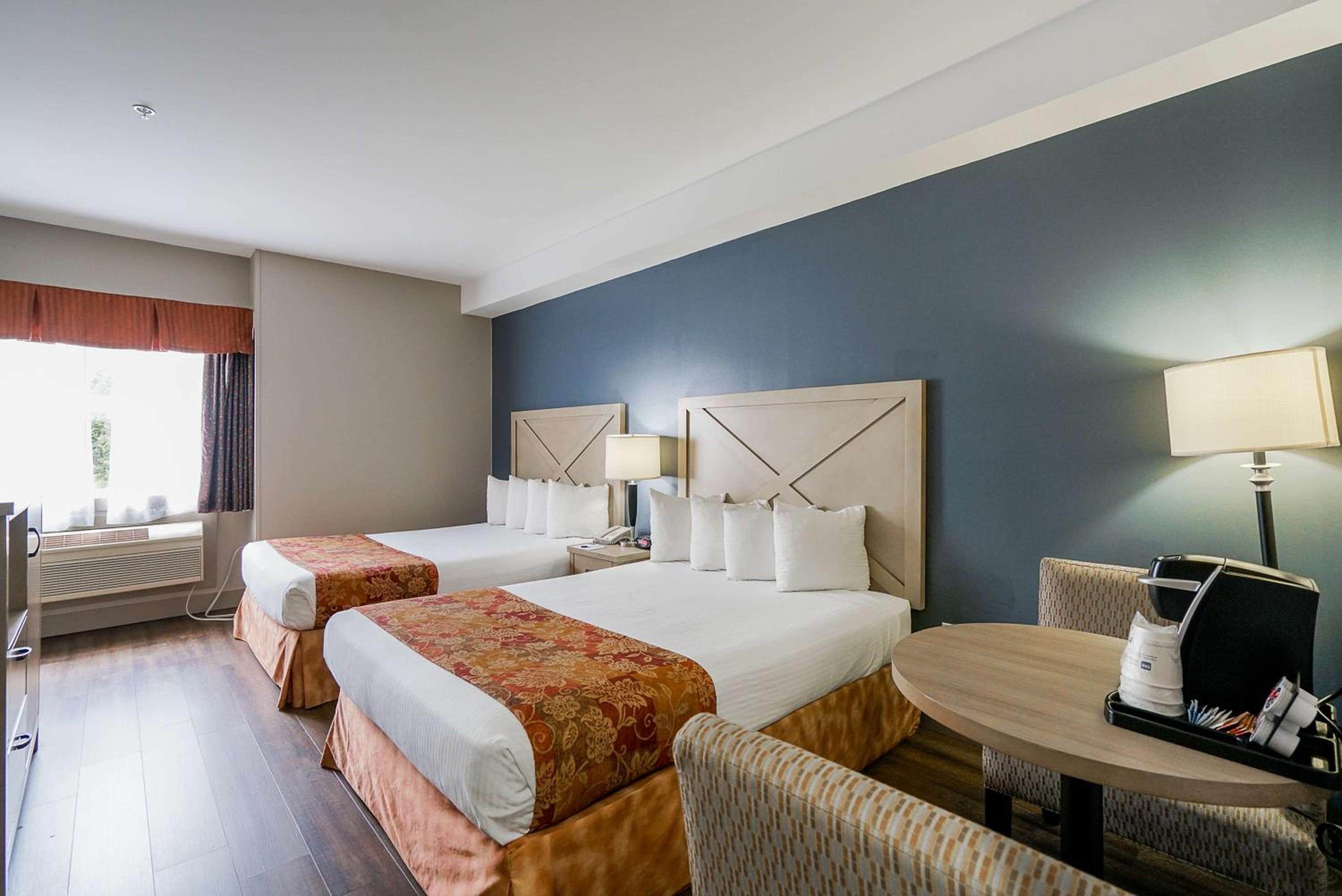 Queen Room with Two Queen Beds - Non-Smoking - Photo 5