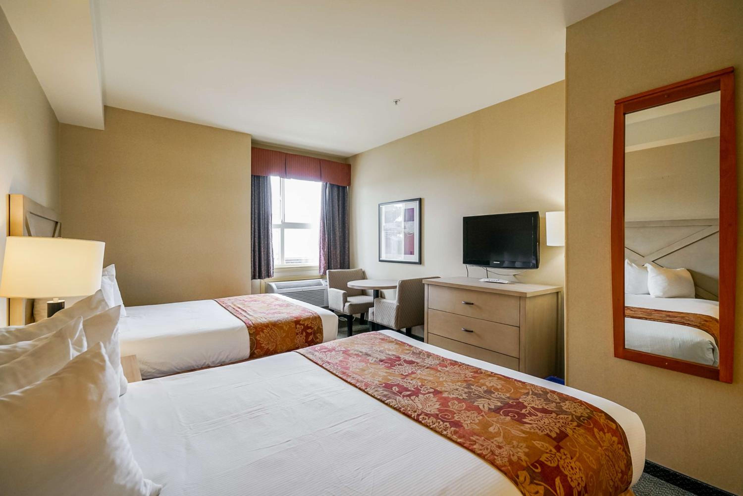 Queen Room with Two Queen Beds - Non-Smoking - Photo 1