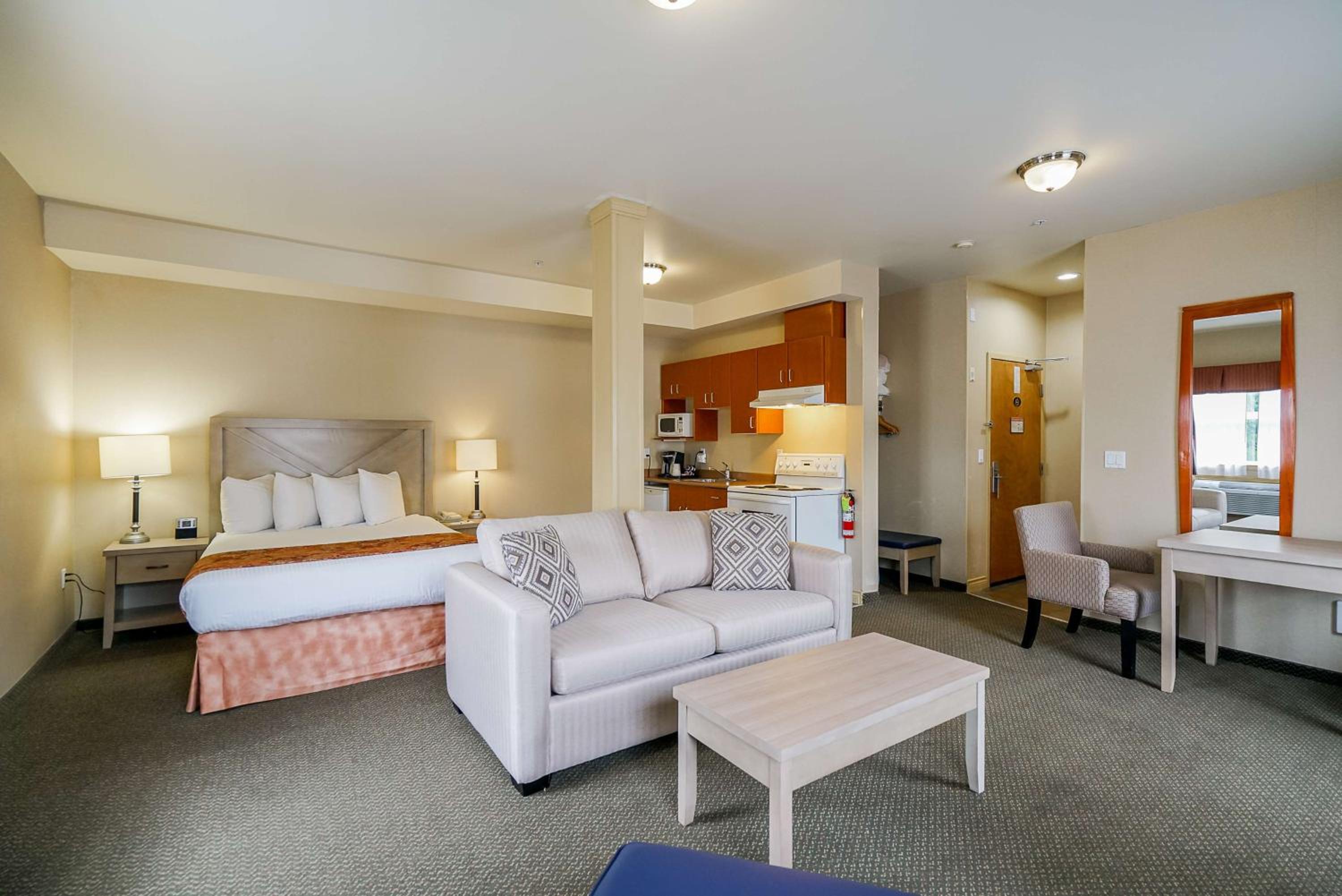 Queen Room with Kitchenette - Non-Smoking - Photo 1