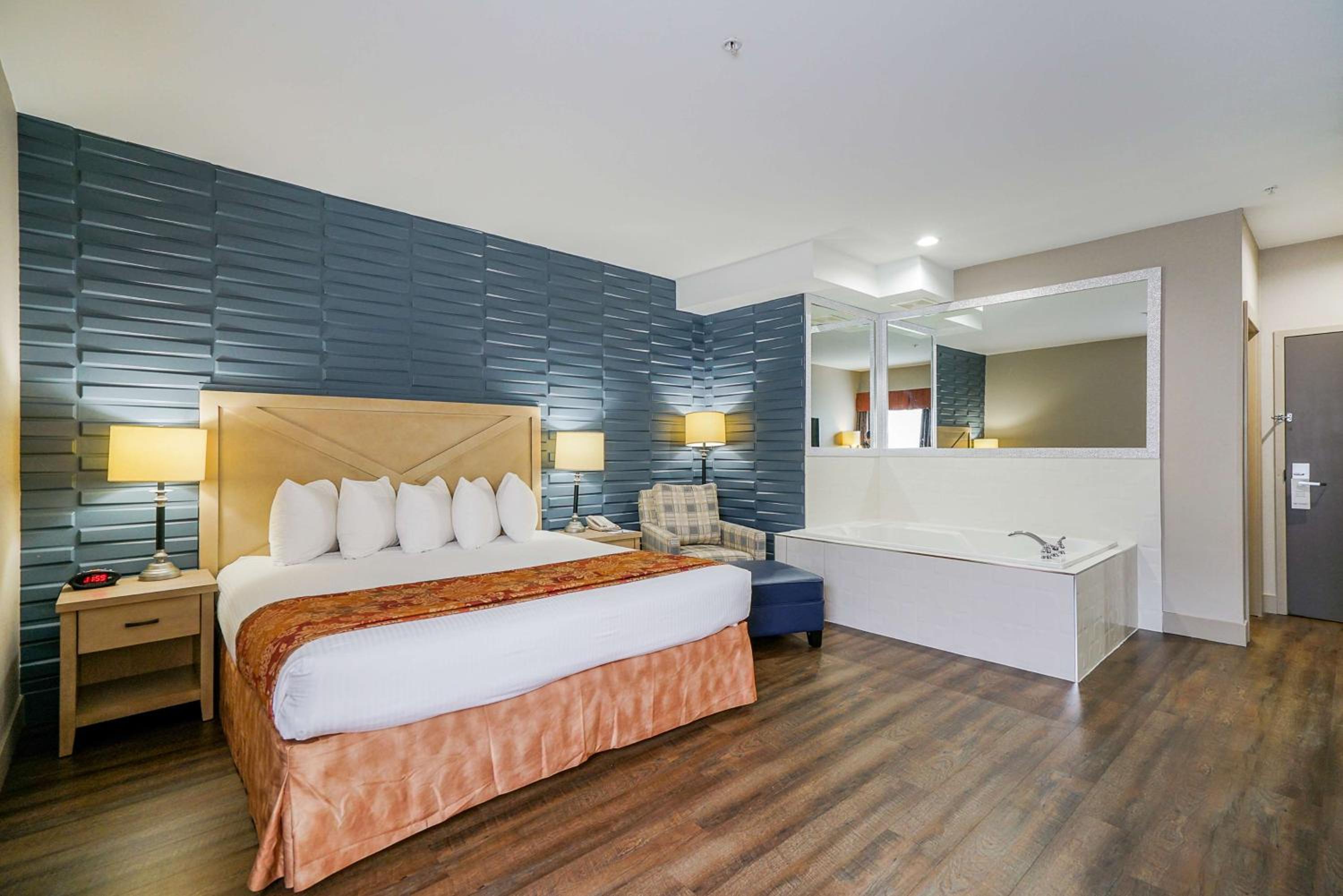 King Room with Spa Bath - Non-Smoking - Photo 2