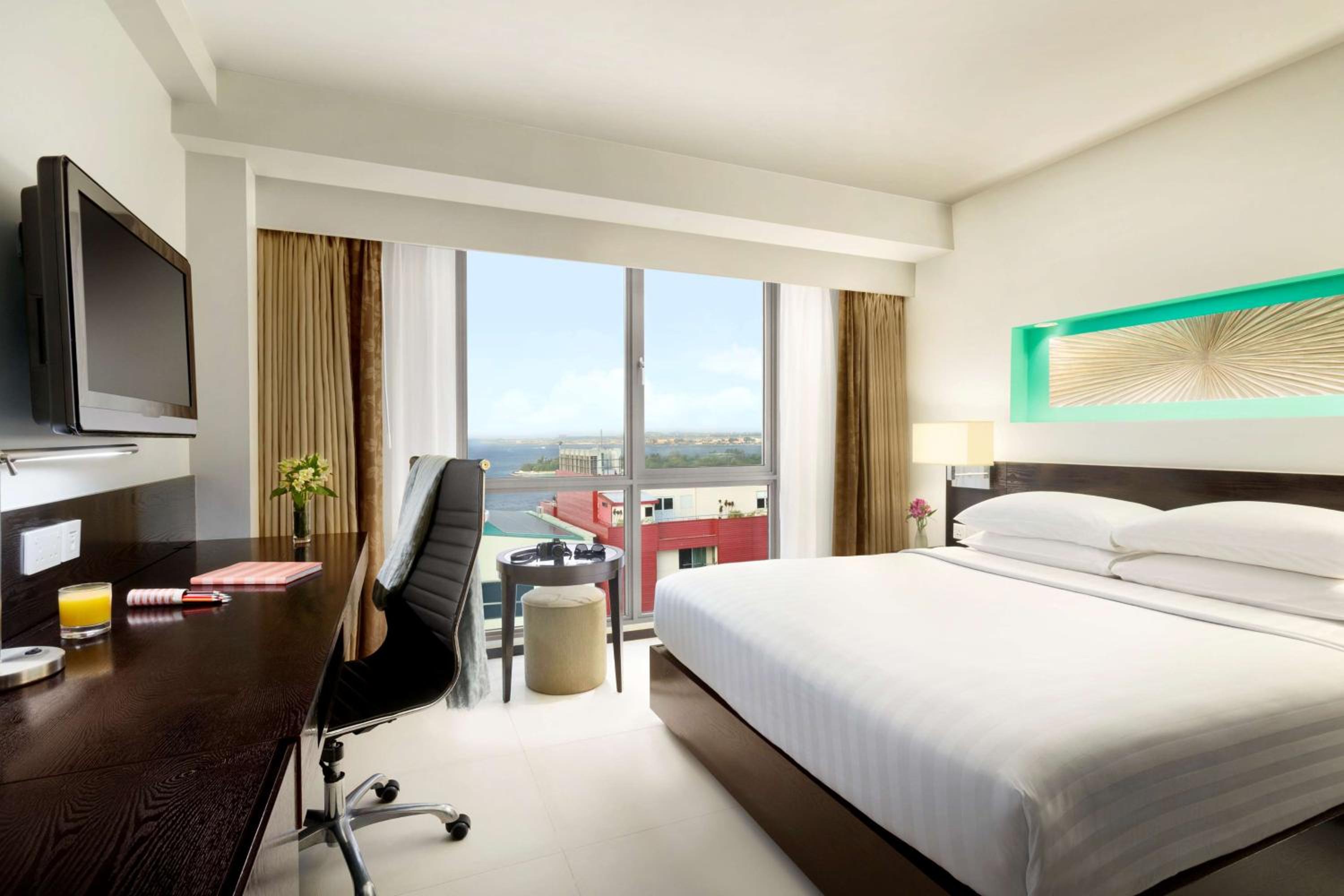 Deluxe Queen Room with Ocean View (Free Return Airport Transfer, Complimentary Wifi) - Photo 2