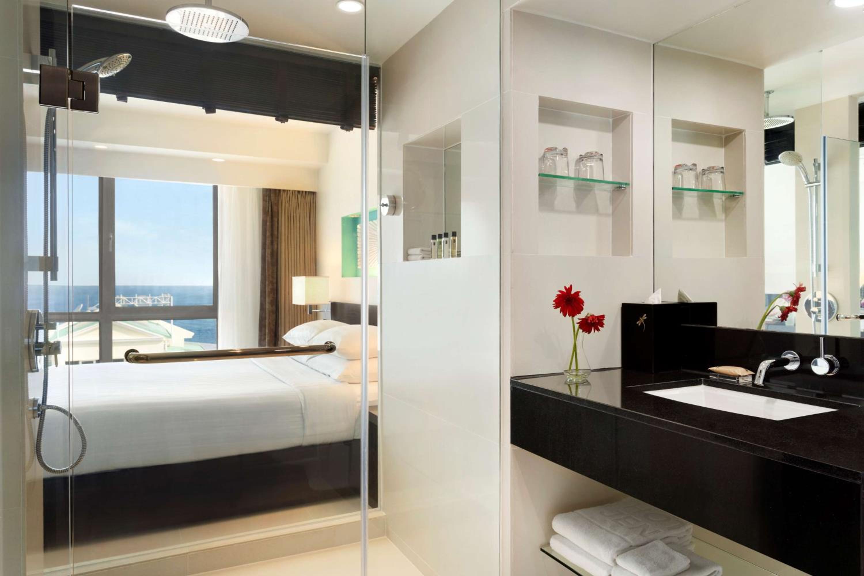 Deluxe Queen Room with Ocean View (Free Return Airport Transfer, Complimentary Wifi) - Photo 11