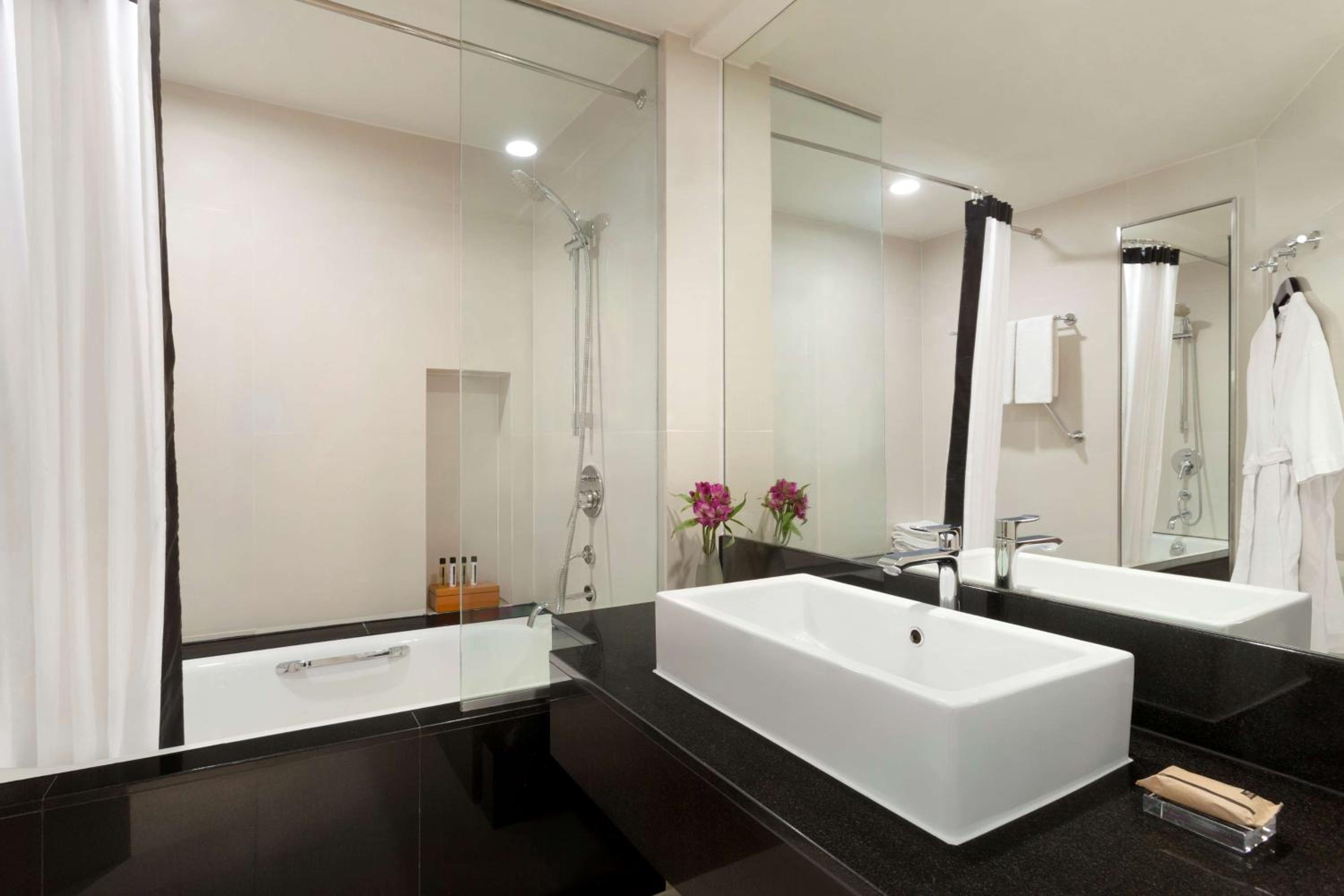 Executive Double Room (Free Return Airport Transfer, Complimentary Wifi) - Photo 5