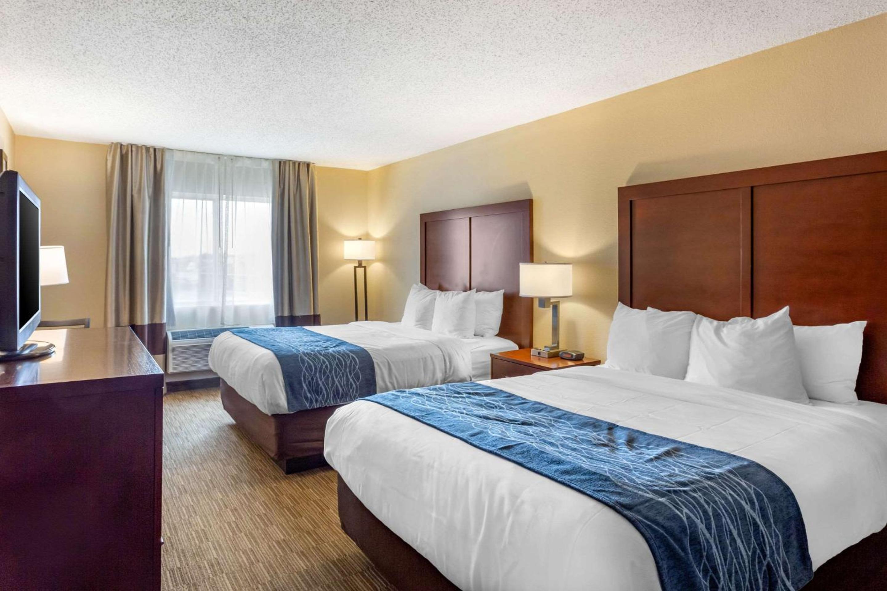 Queen Room with Two Queen Beds - Non-Smoking - Photo 1