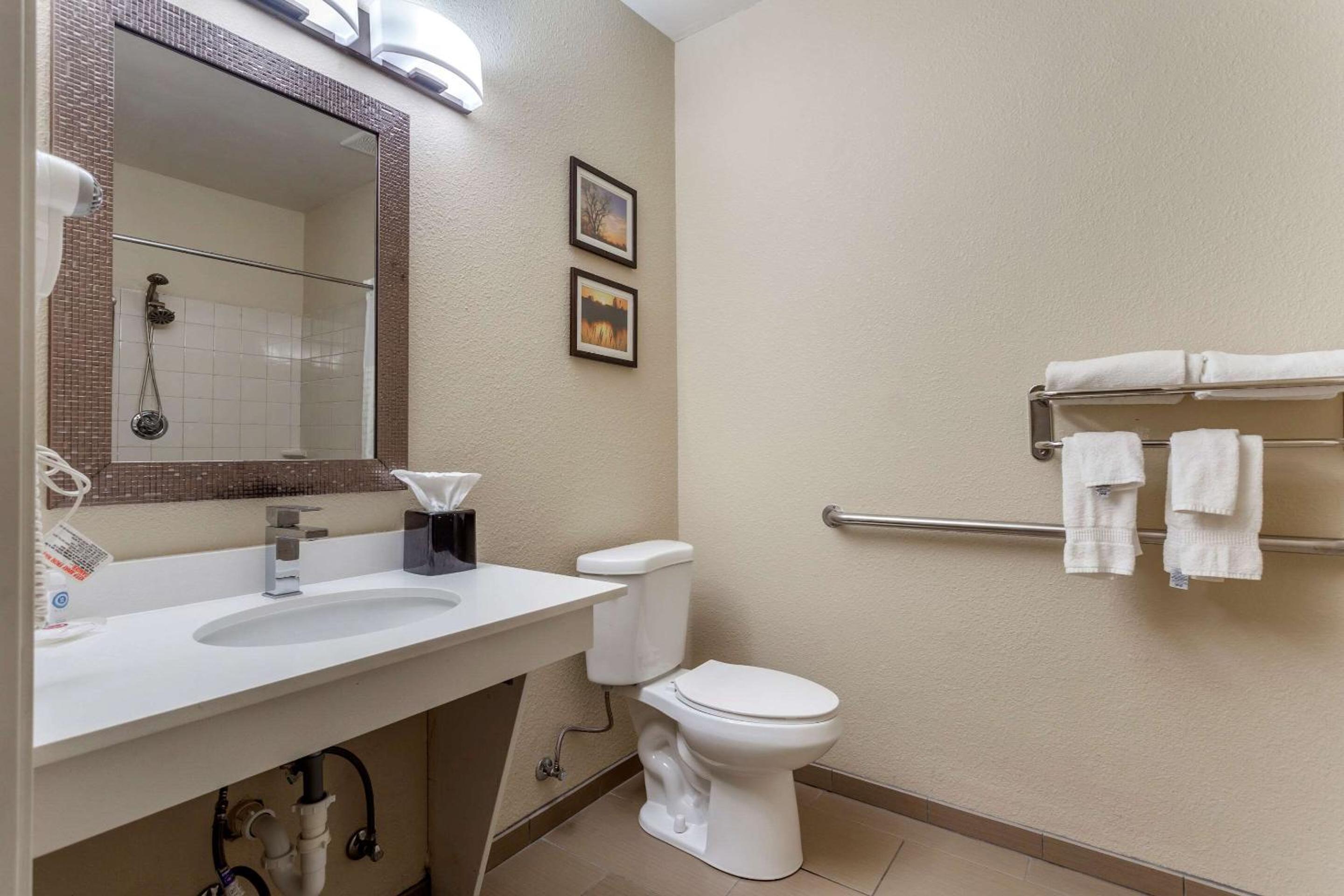Queen Room - Accessible/Non-Smoking - Photo 7
