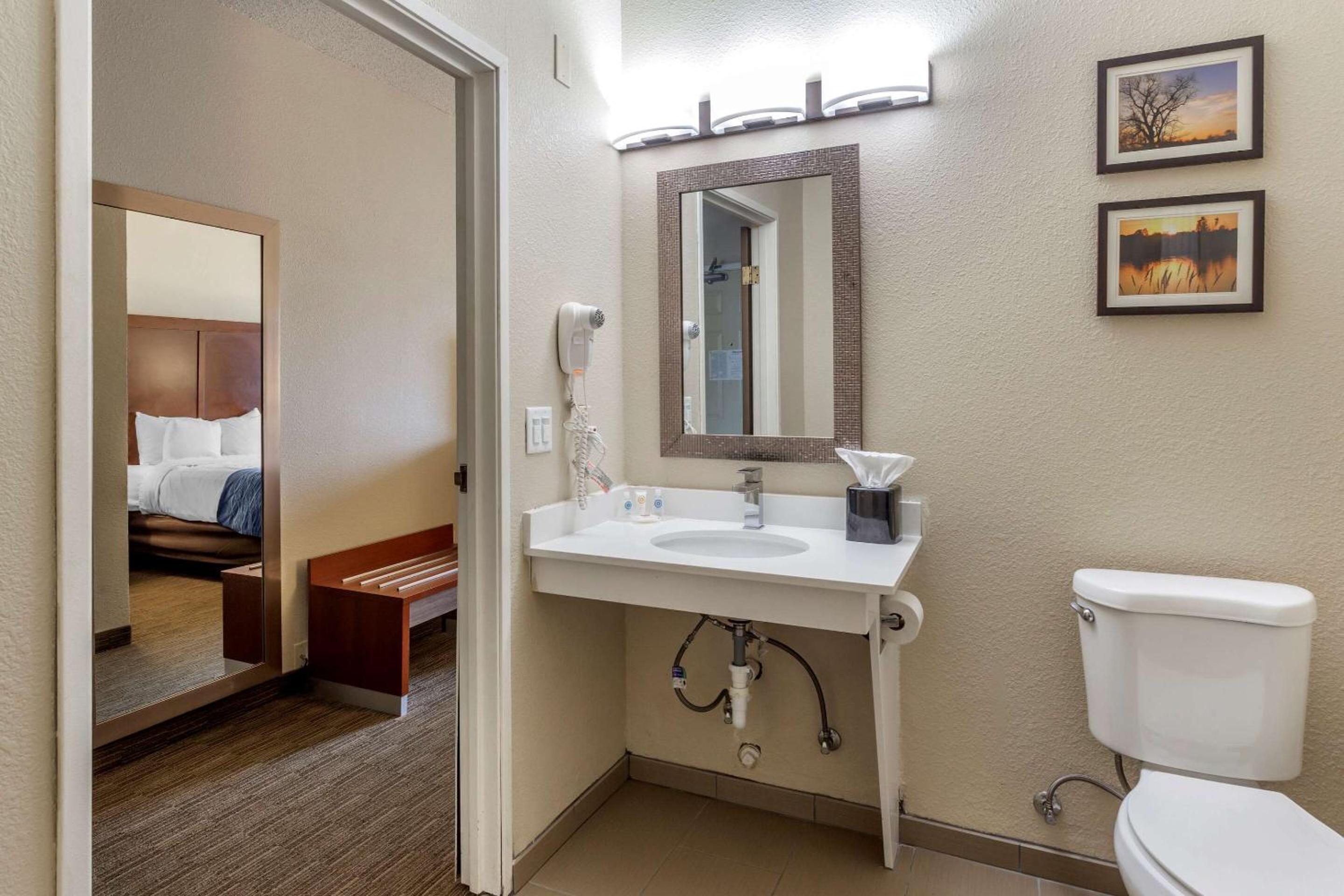Queen Room - Accessible/Non-Smoking - Photo 6
