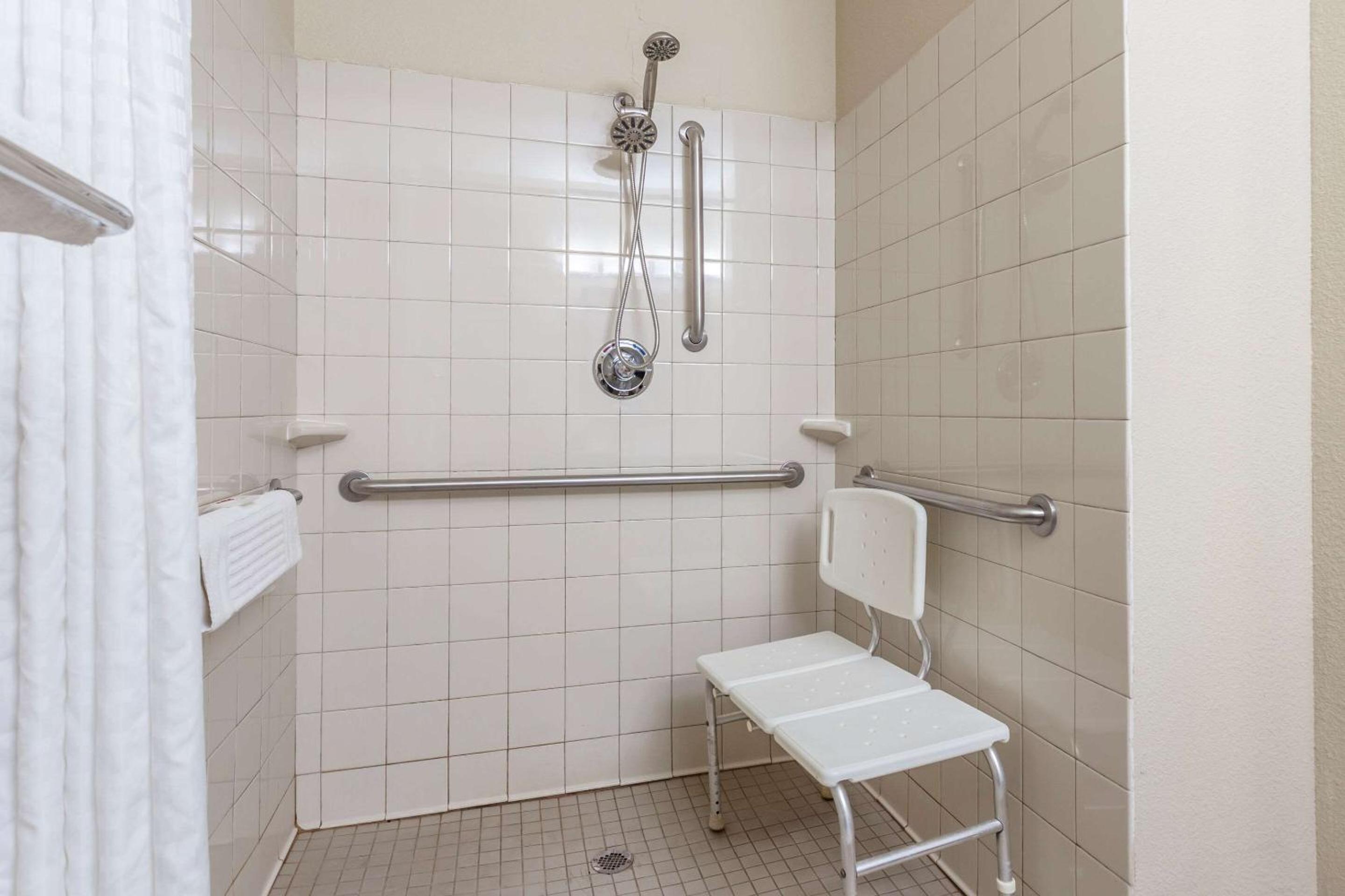 Queen Room - Accessible/Non-Smoking - Photo 8