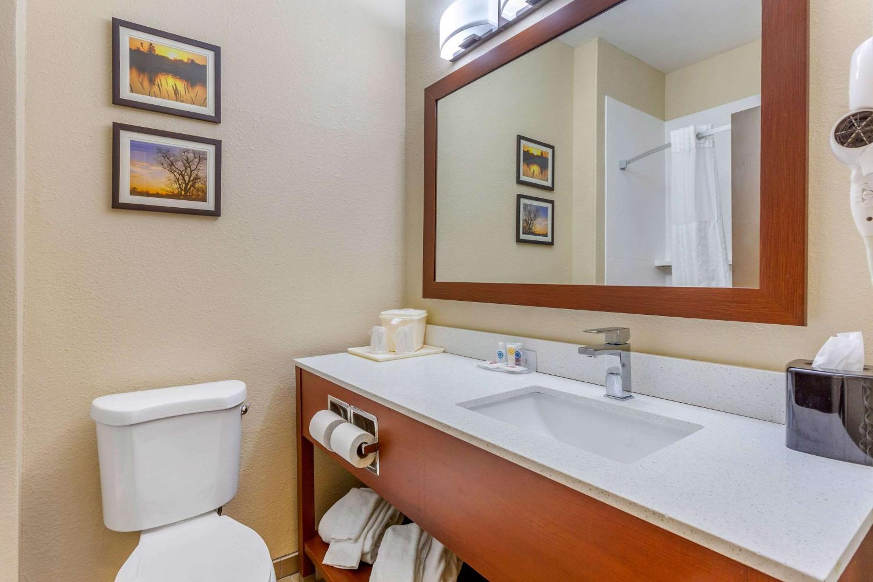 Queen Room with Two Queen Beds - Non-Smoking - Photo 3