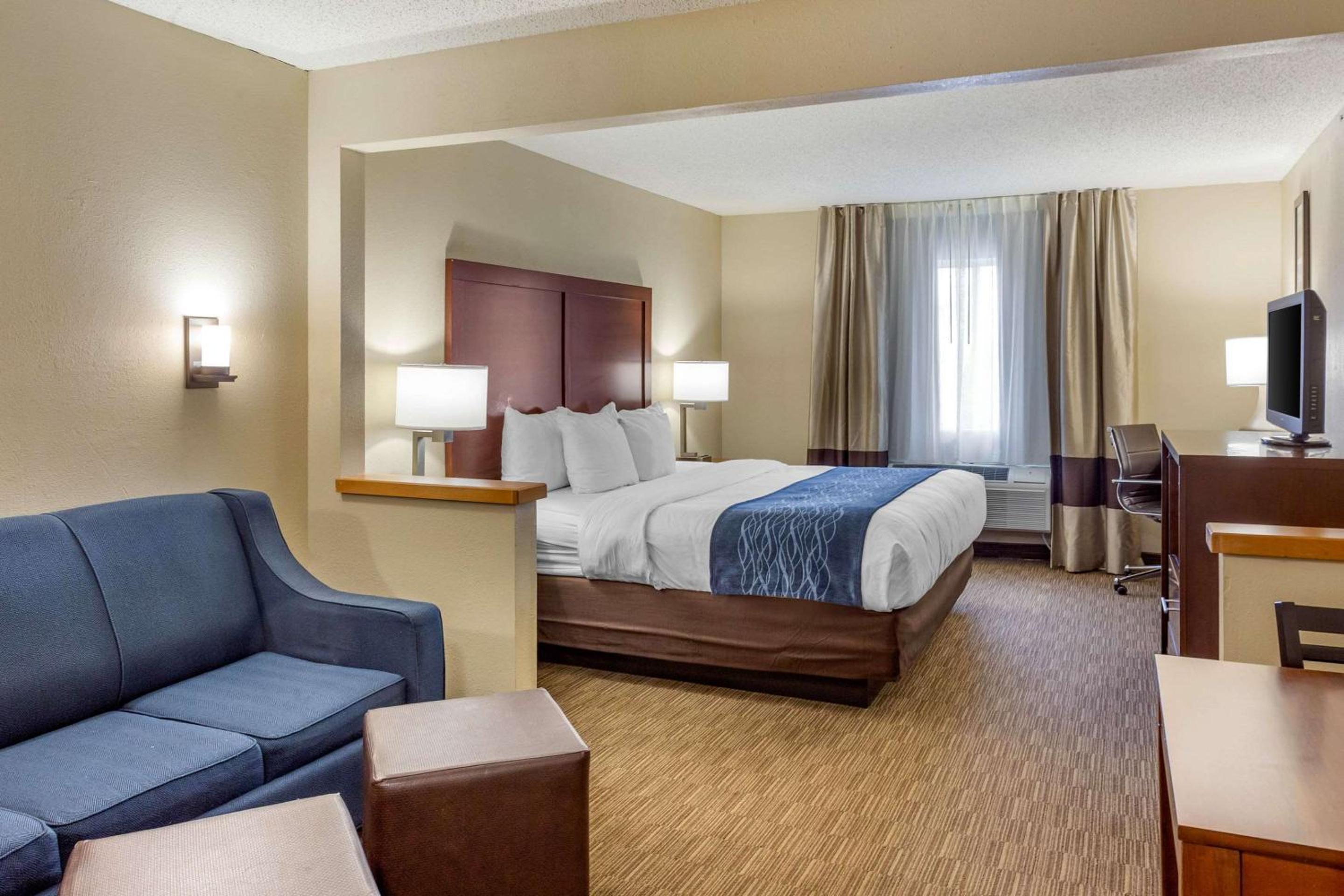King Suite - Non-Smoking - Photo 4