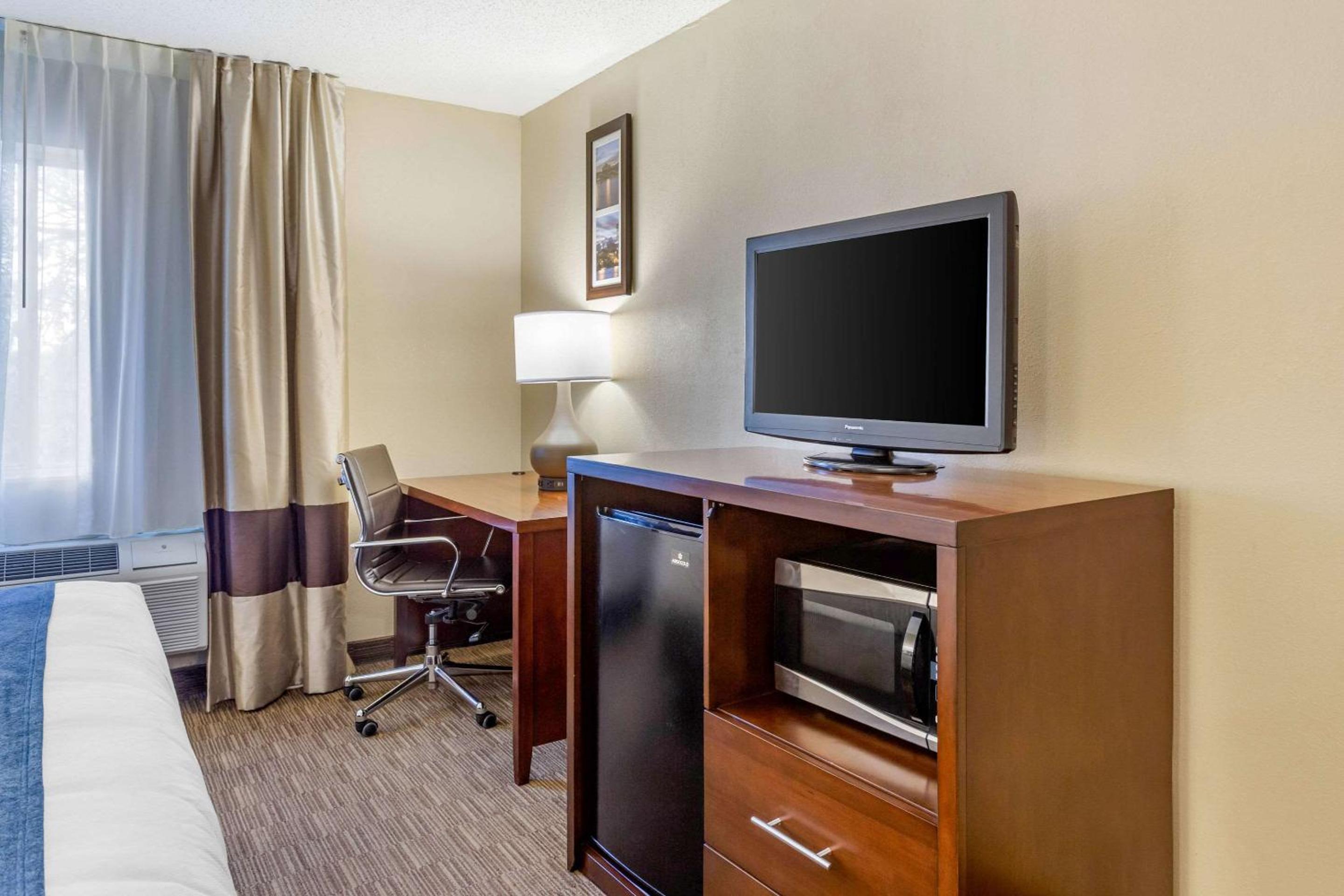 King Suite - Non-Smoking - Photo 3