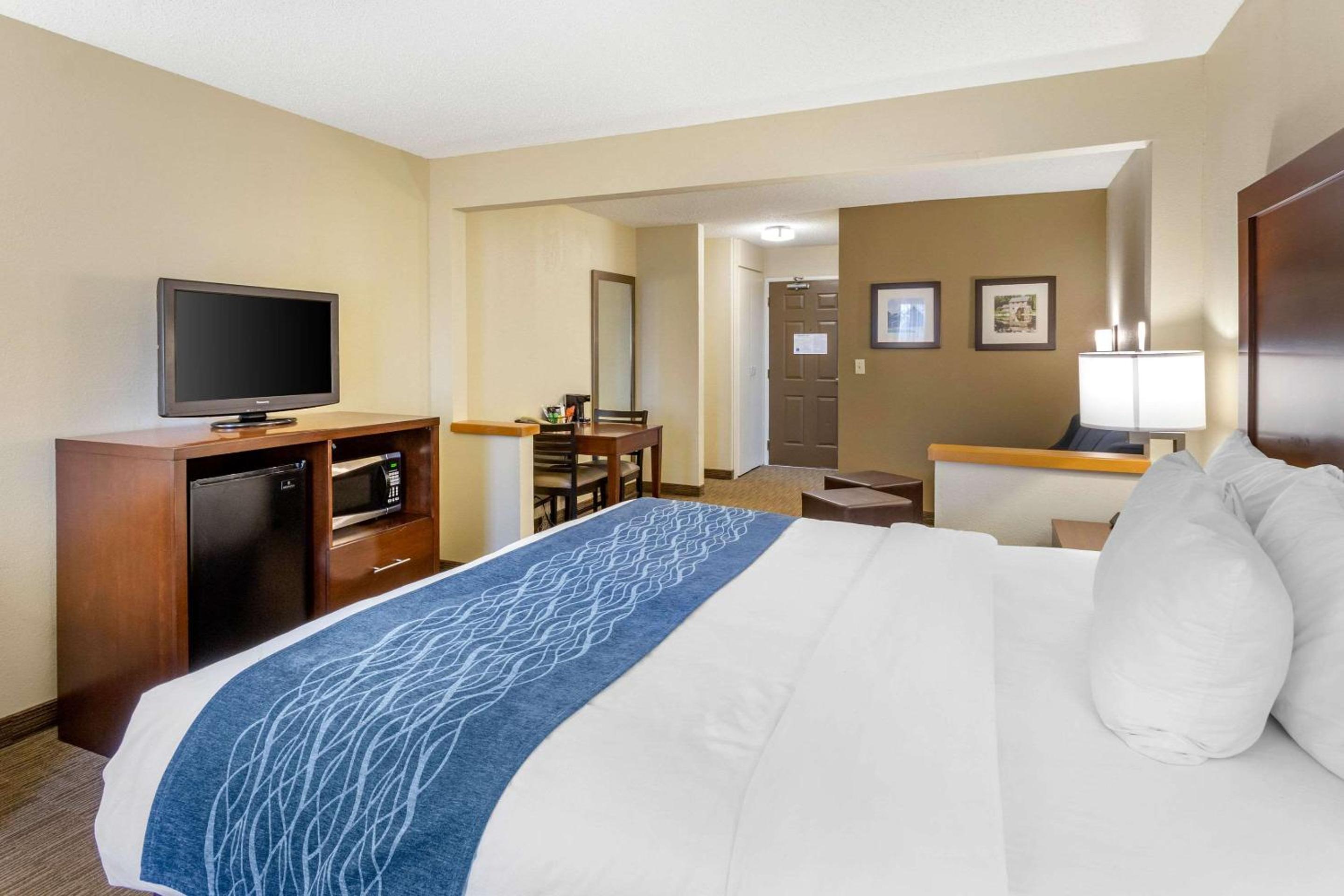 King Suite - Non-Smoking - Photo 2
