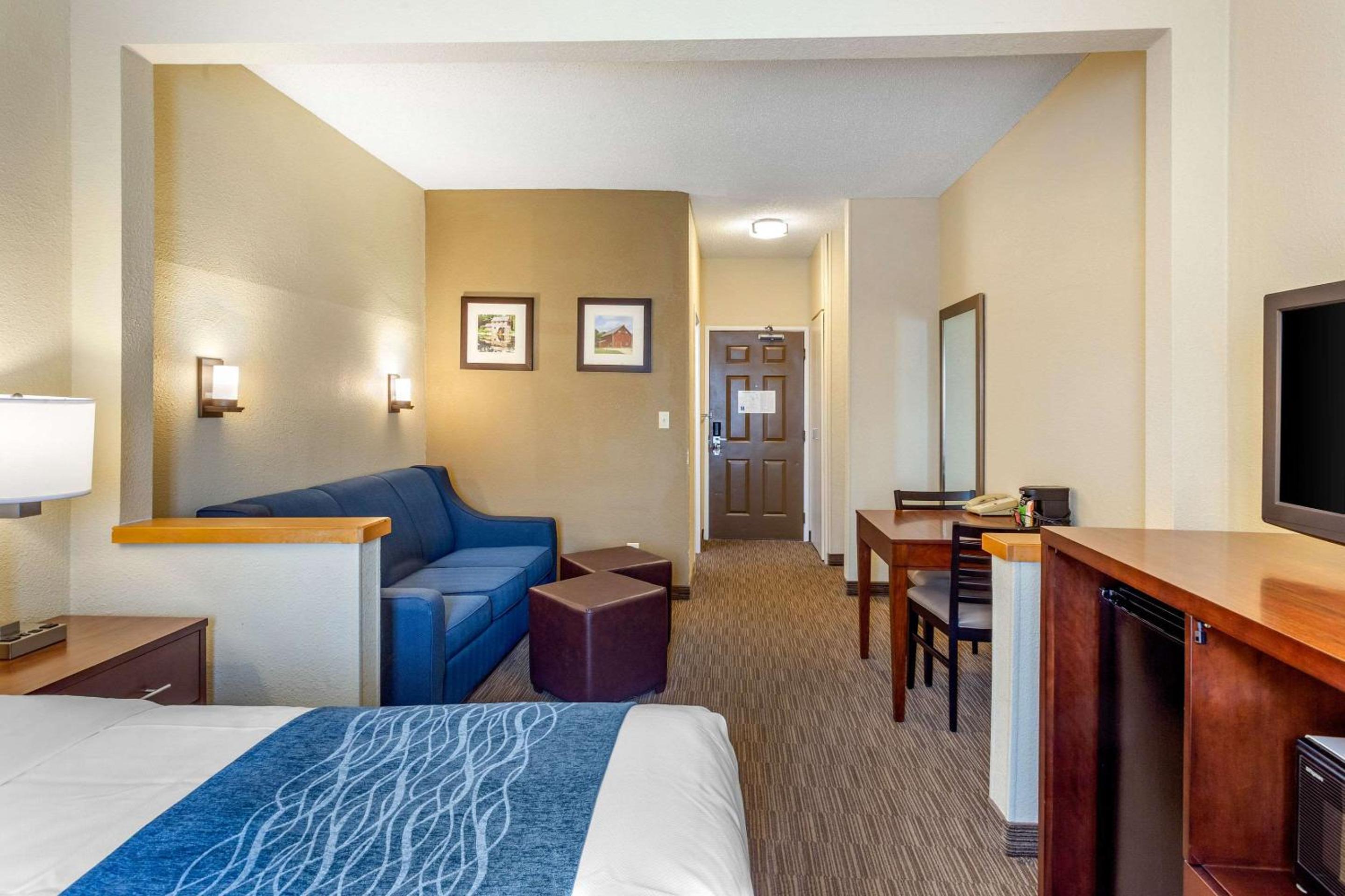 Queen Suite - Non-Smoking - Photo 2