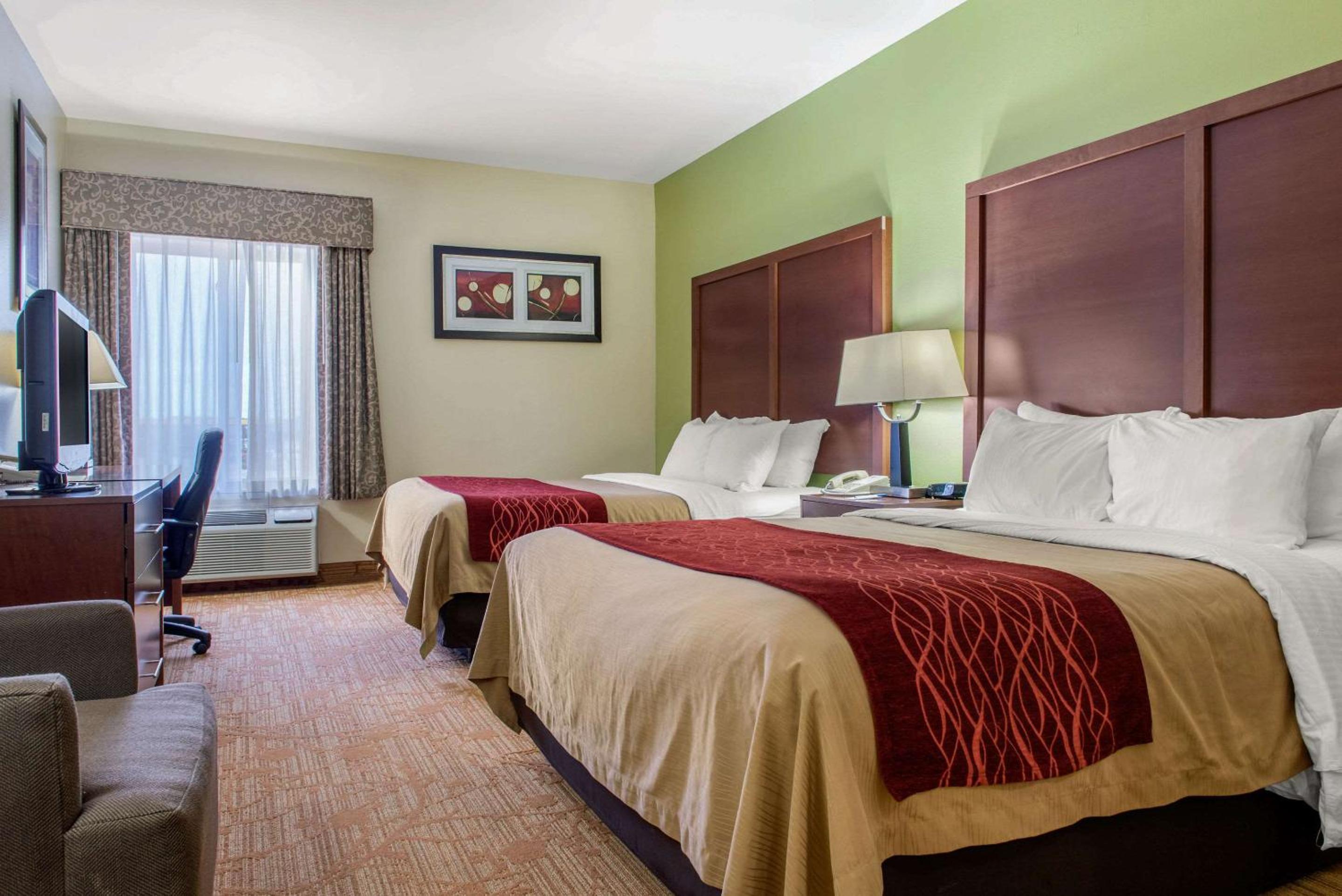 Queen Room with Two Queen Beds - Non-Smoking - Photo 5