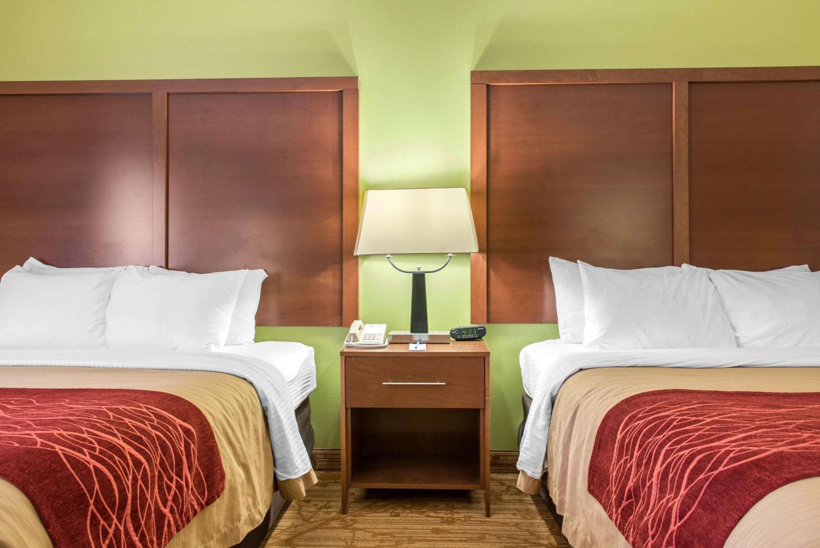 Queen Room with Two Queen Beds - Non-Smoking - Photo 3