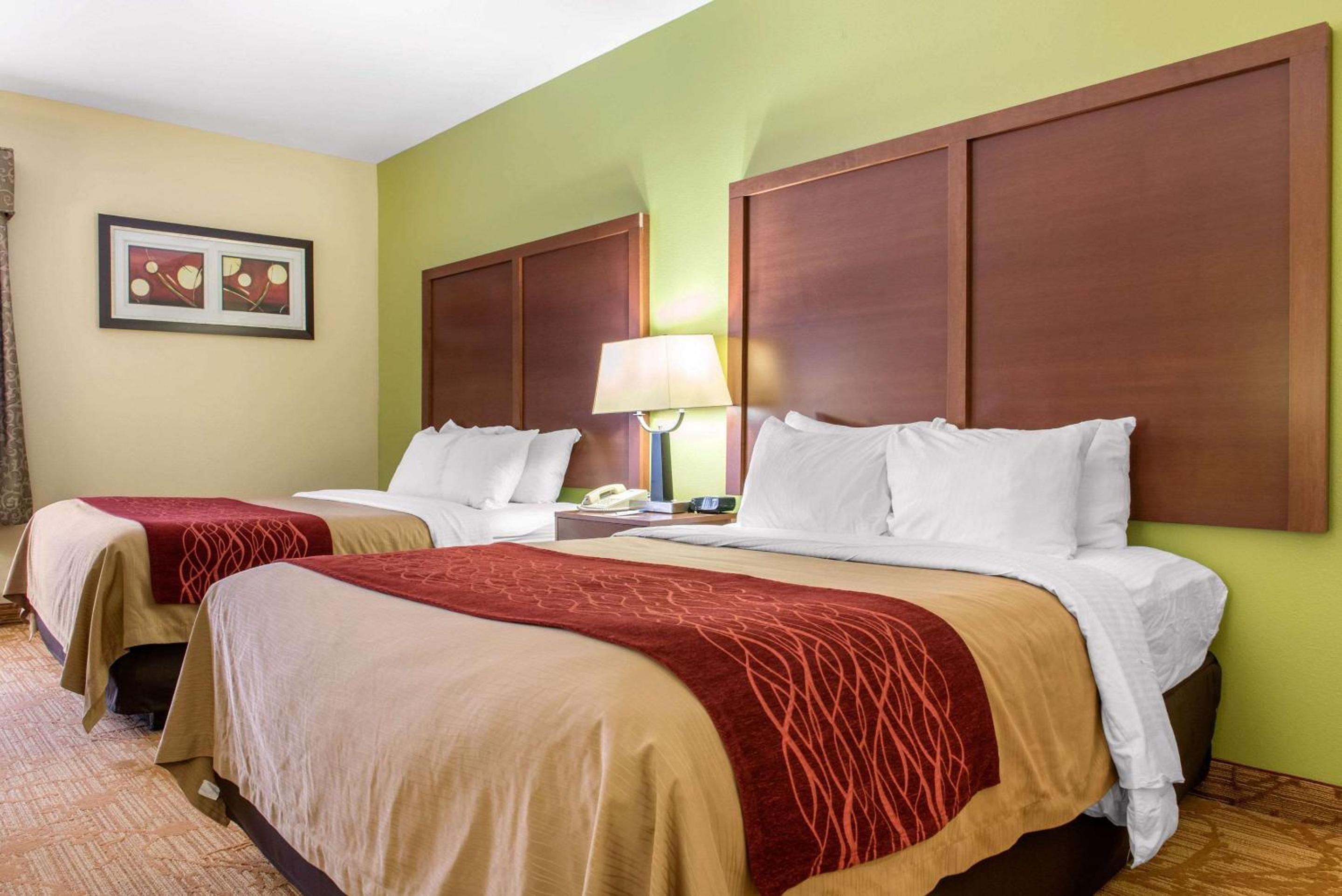 Queen Room with Two Queen Beds - Non-Smoking - Photo 4
