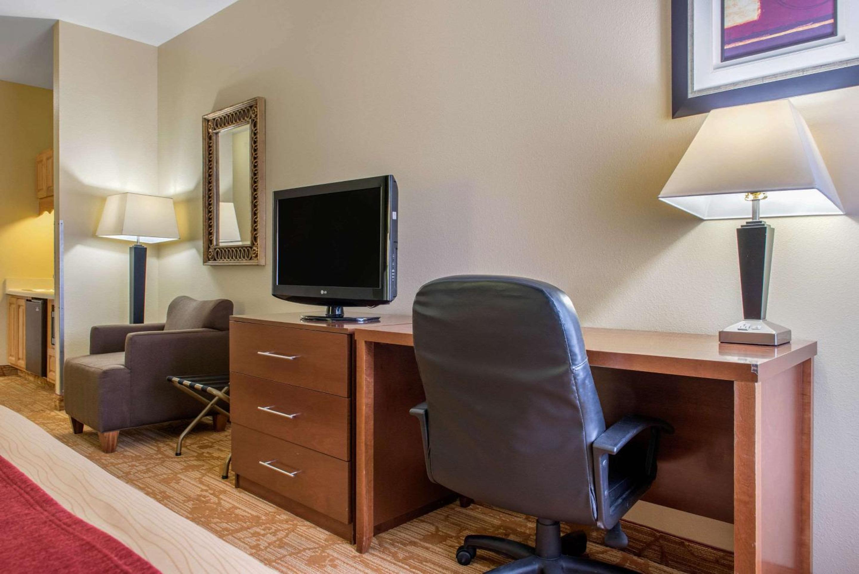 Queen Room with Two Queen Beds - Non-Smoking - Photo 1