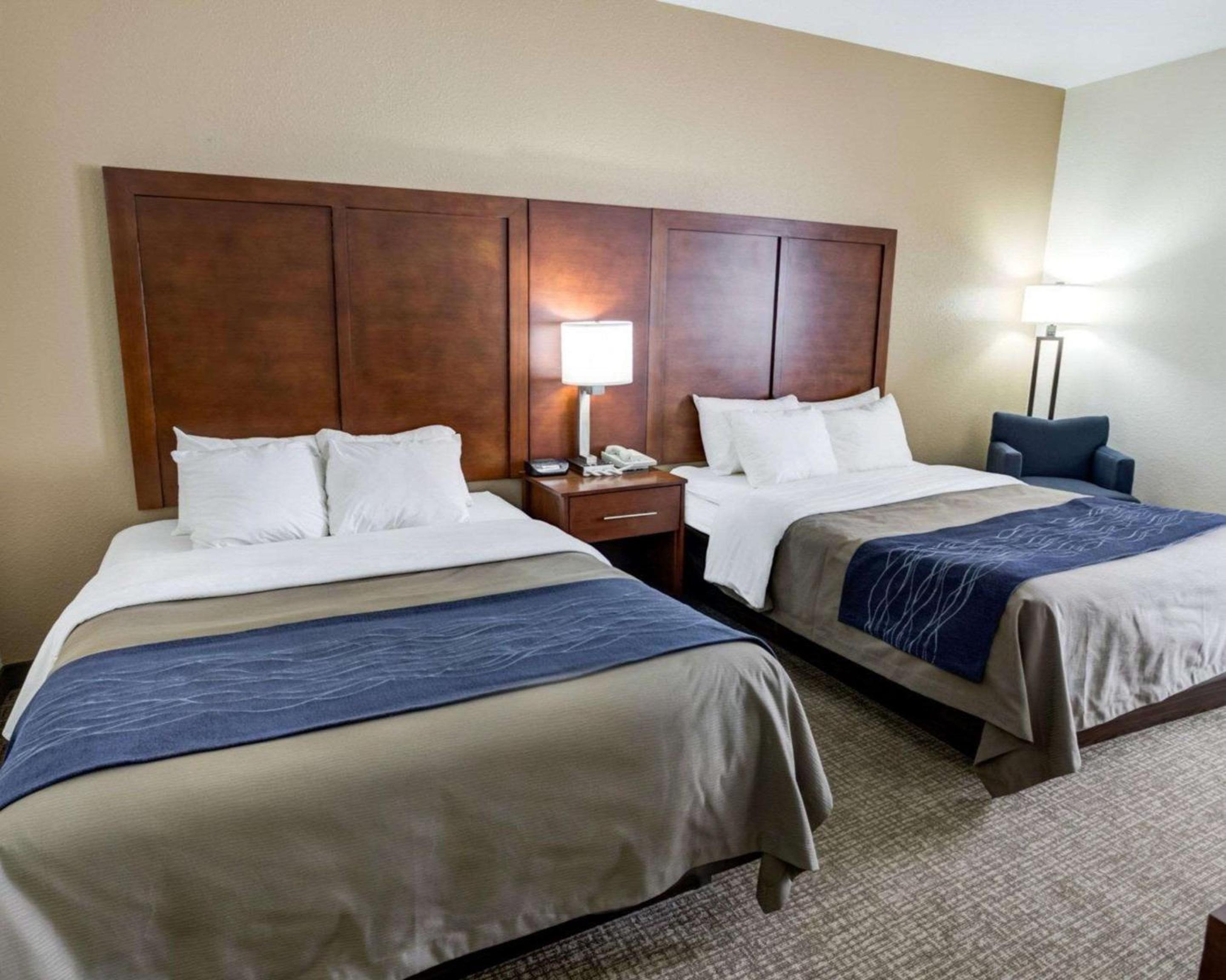 Queen Room with Two Queen Beds - Non-Smoking - Photo 3