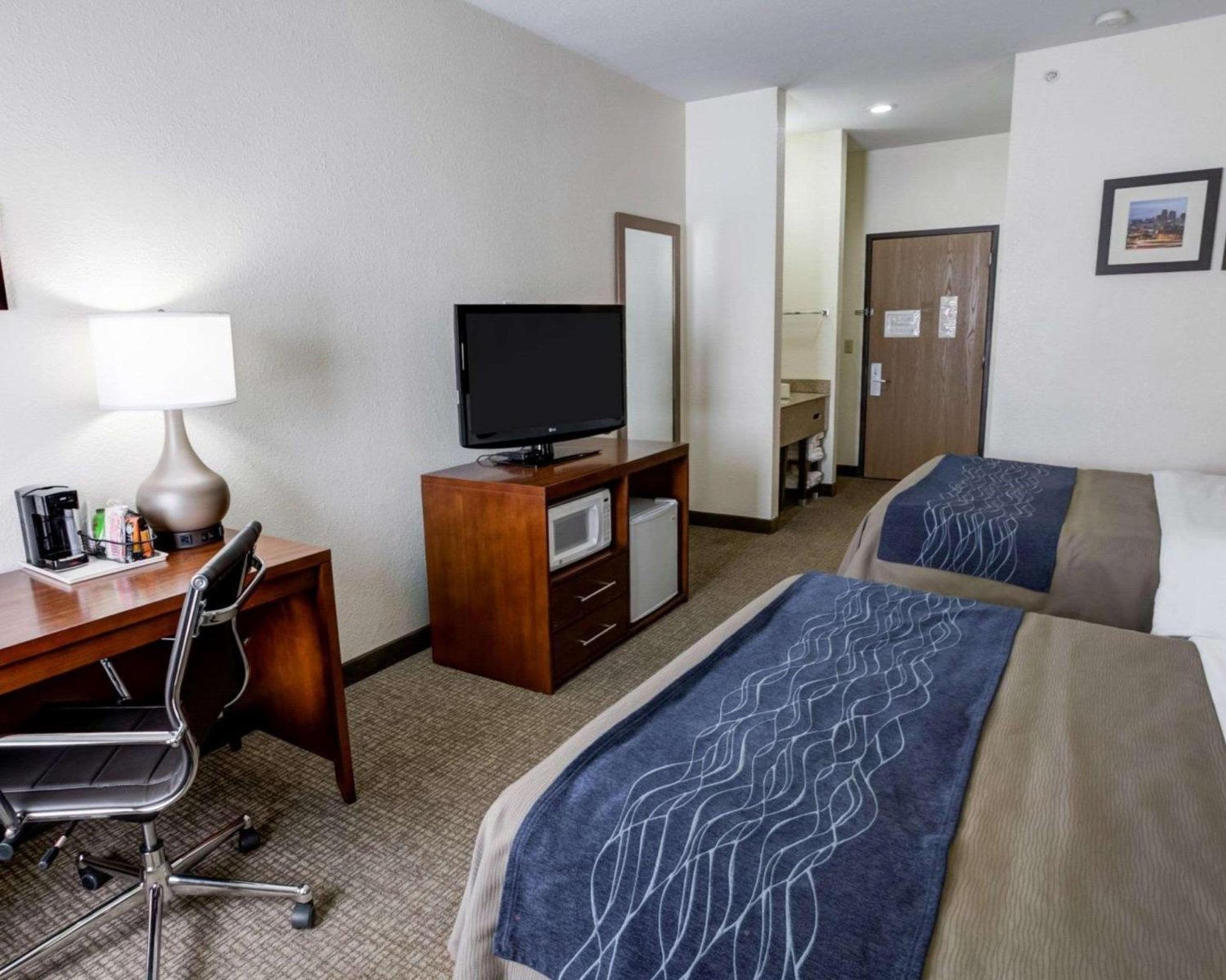 Queen Room with Two Queen Beds - Non-Smoking - Photo 4