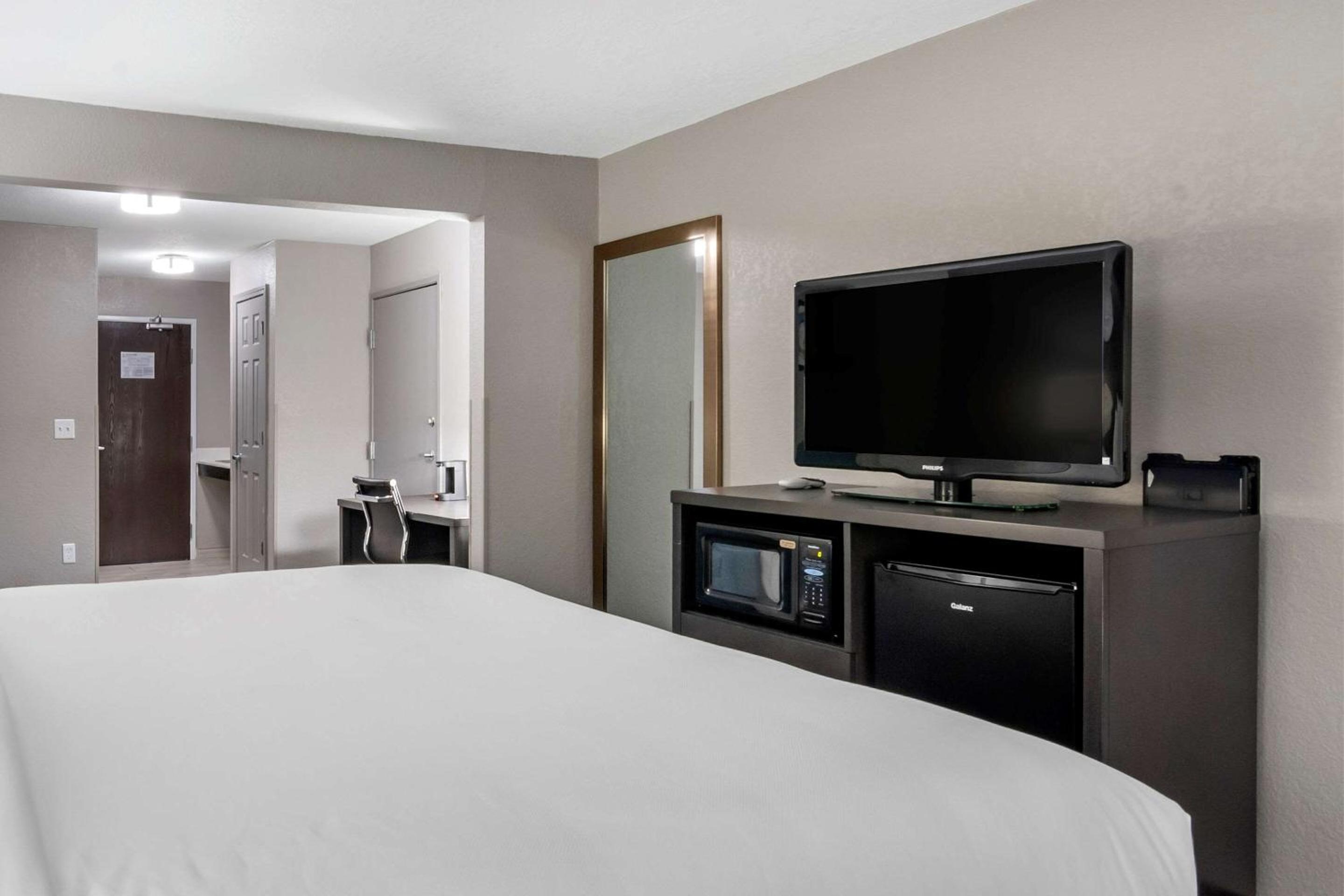 King Room with Sofa Bed - Non-Smoking - Photo 3