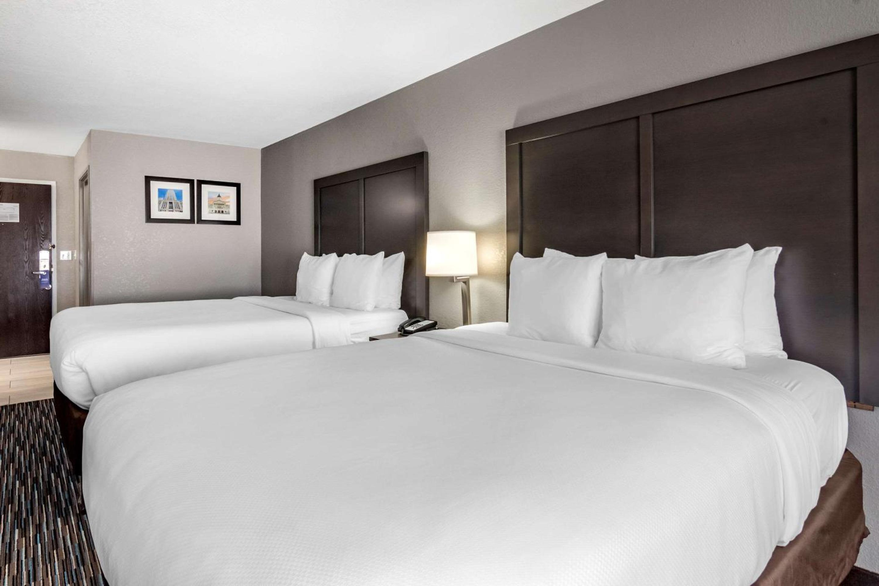 Queen Room with Two Queen Beds - Non-Smoking - Photo 5
