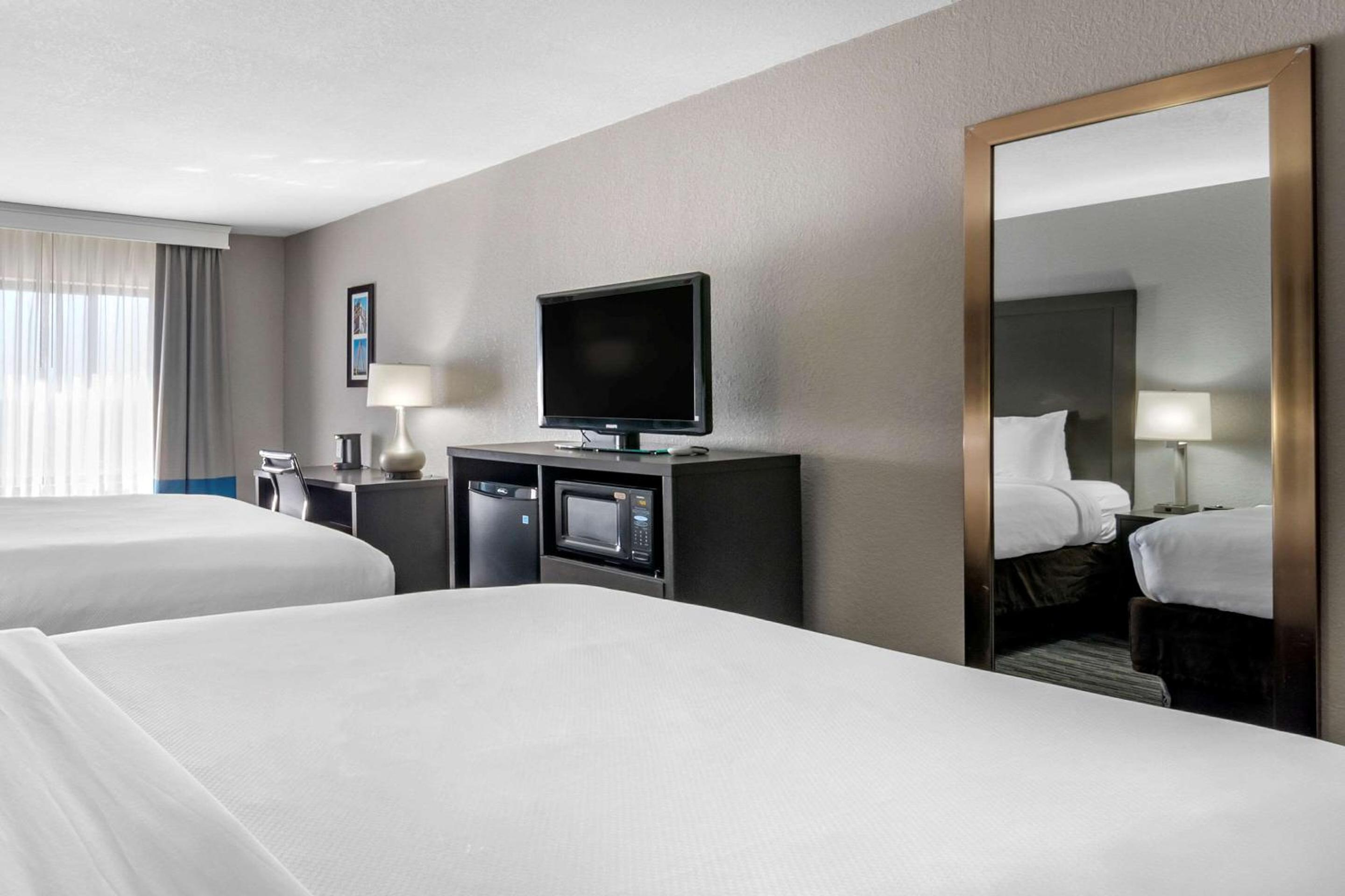 Queen Room with Two Queen Beds - Non-Smoking - Photo 7