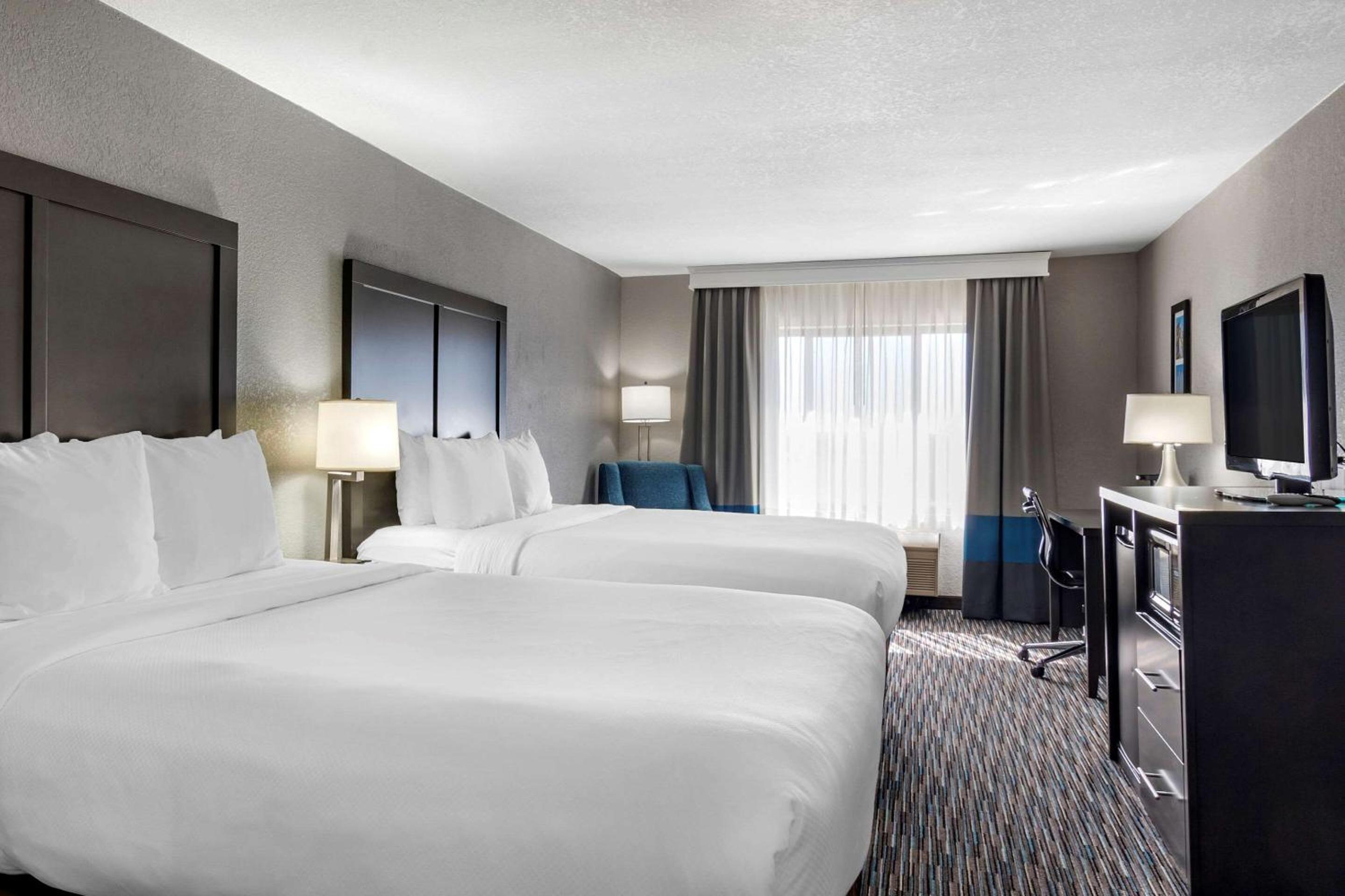 Queen Room with Two Queen Beds - Non-Smoking - Photo 6