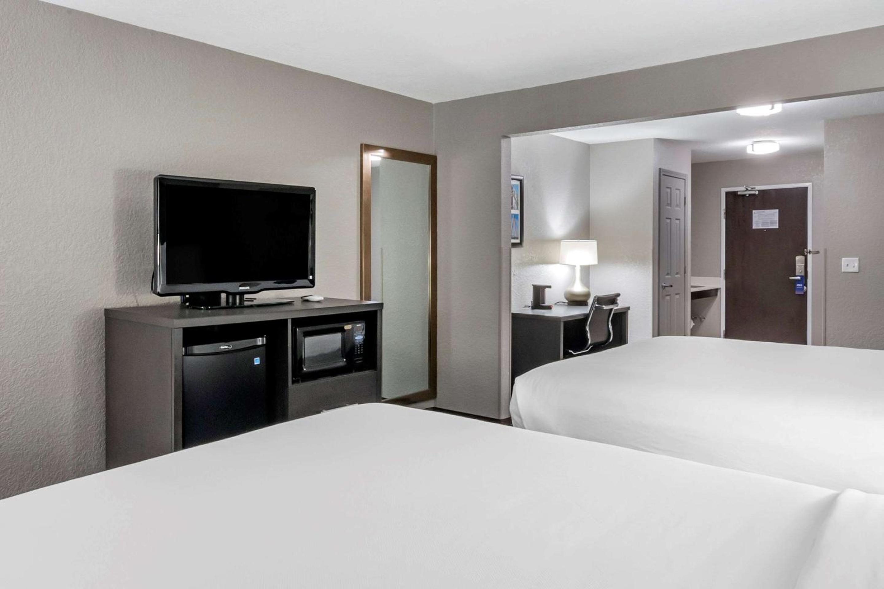 Standard Queen Room with Two Queen Beds and Sofa Bed - Non-Smoking - Photo 6