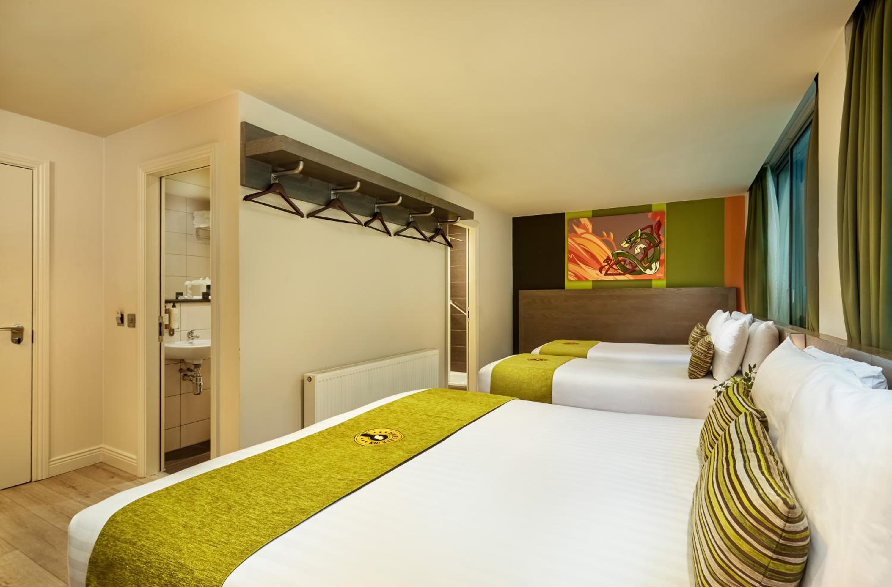 Quadruple Room thumbnail 6