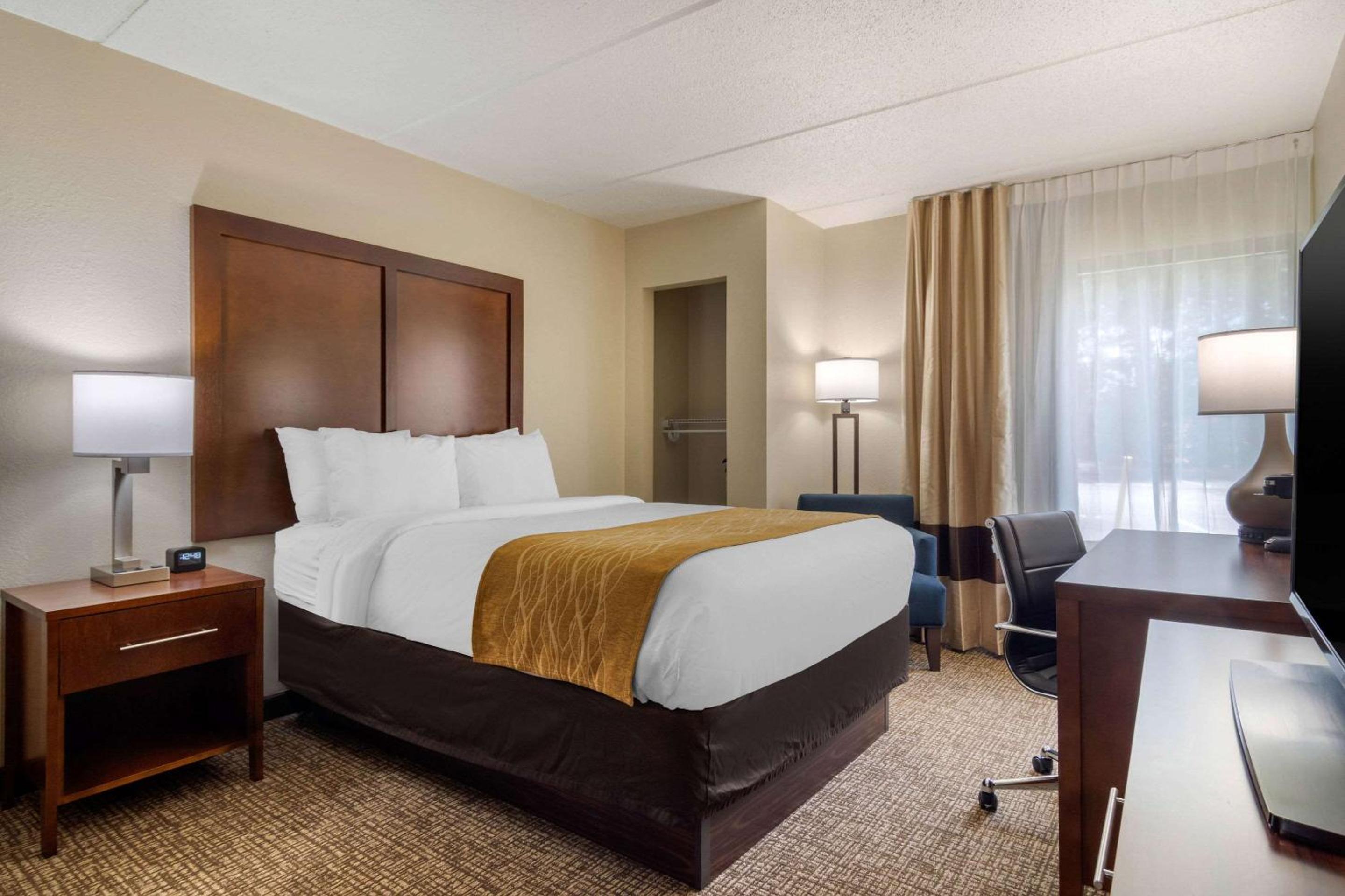 King Room - Non-Smoking - Photo 6