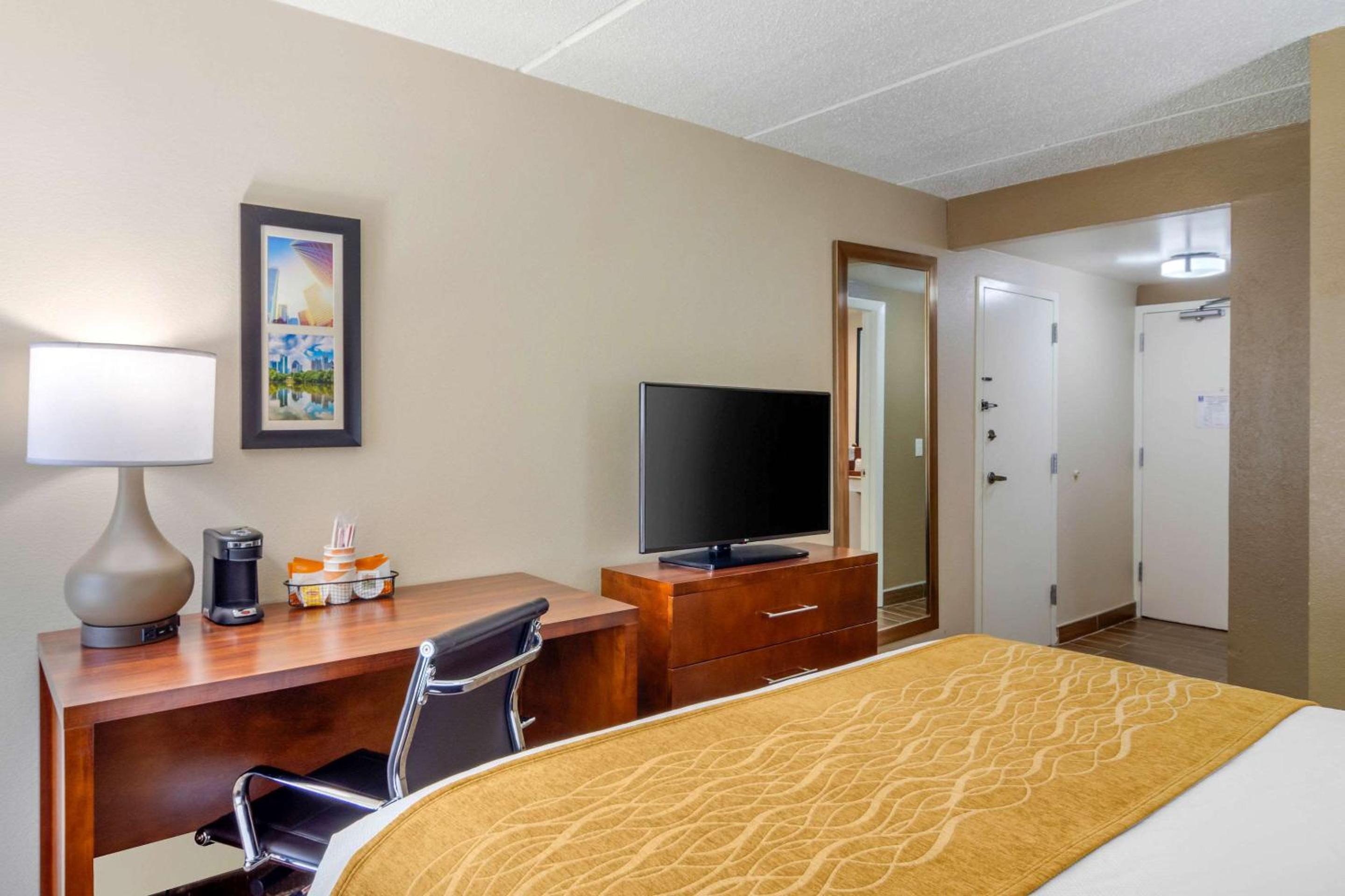 King Room - Non-Smoking - Photo 7
