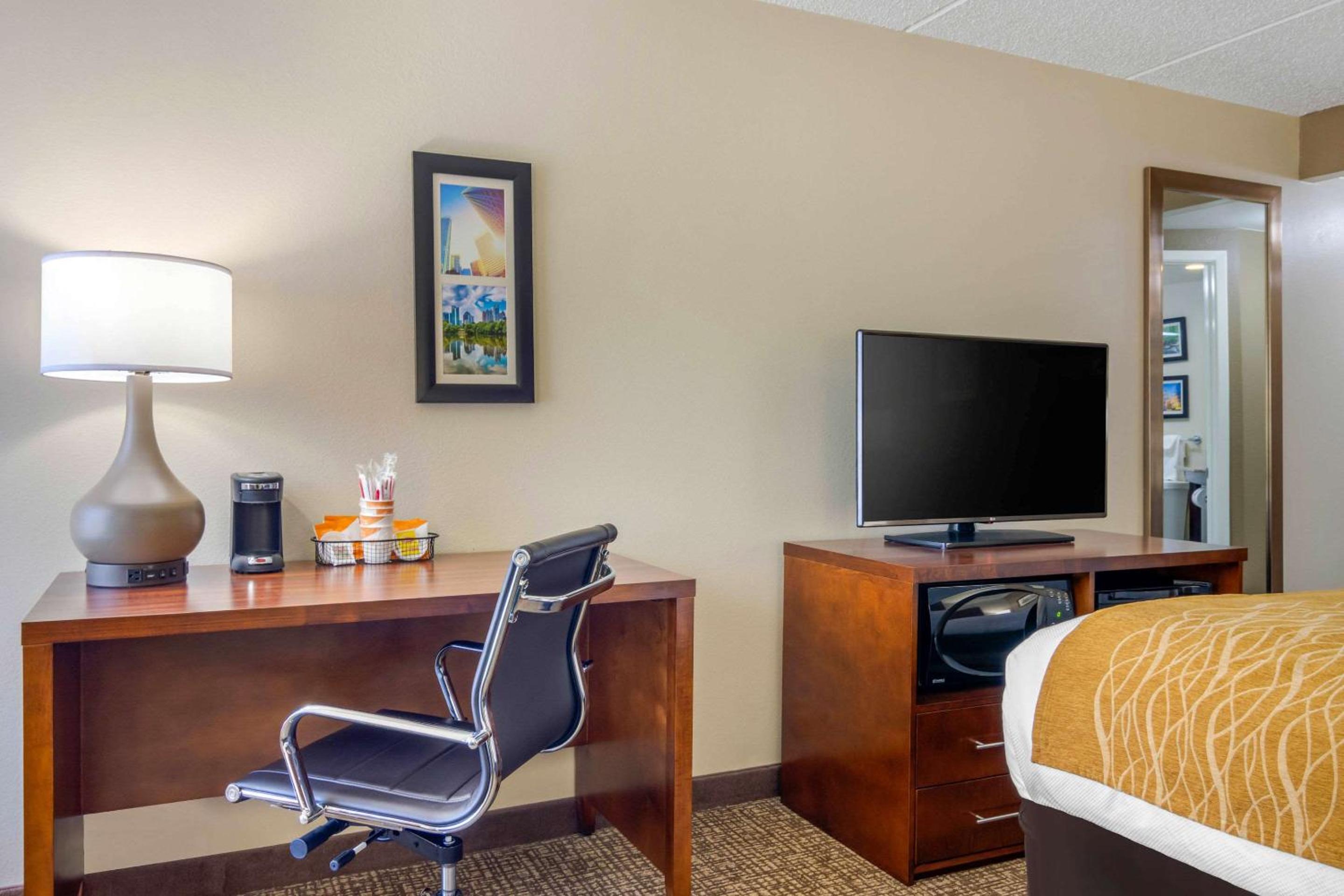 King Room - Non-Smoking - Photo 3
