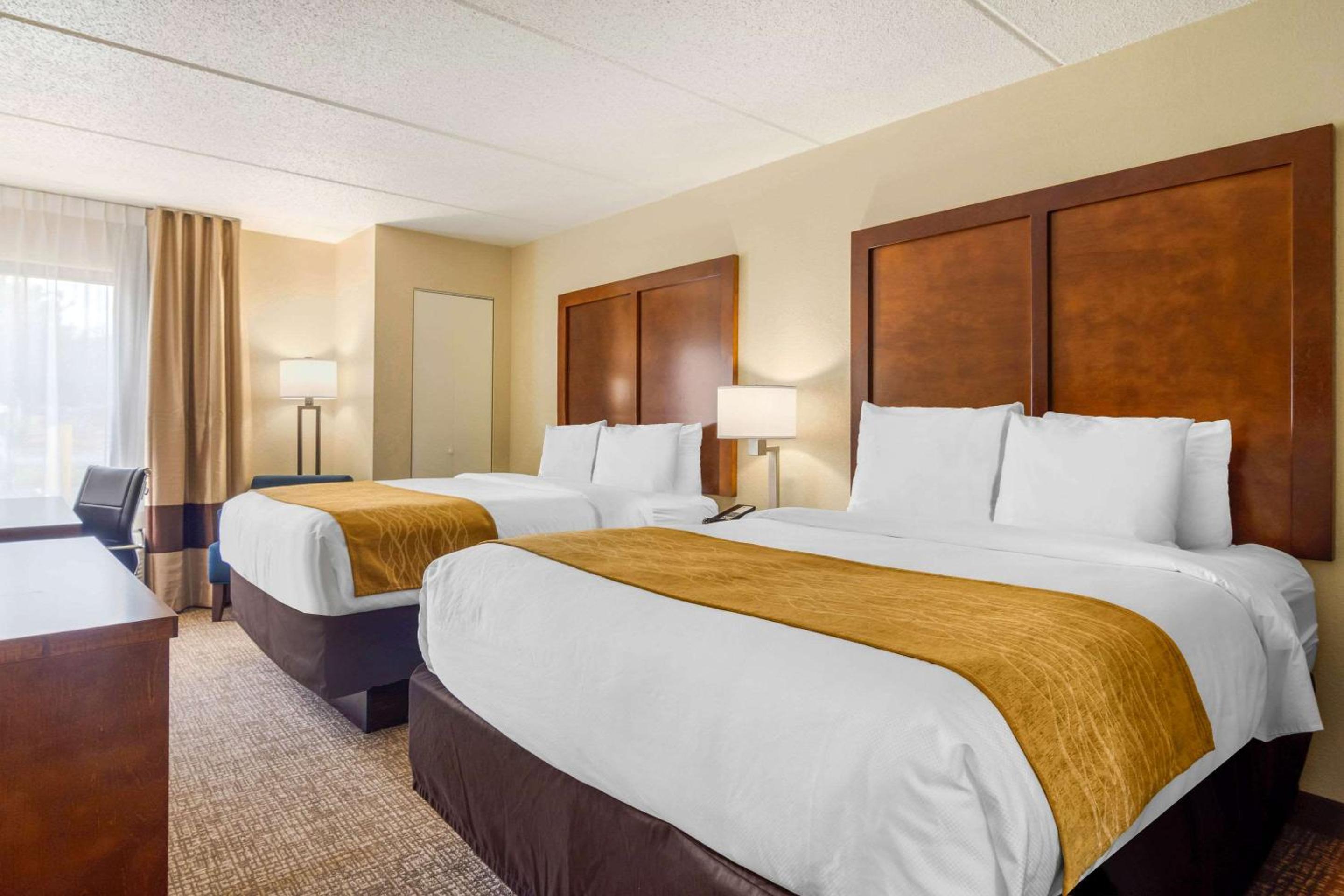 Queen Room With Two Queen Beds - Non-Smoking - Photo 3