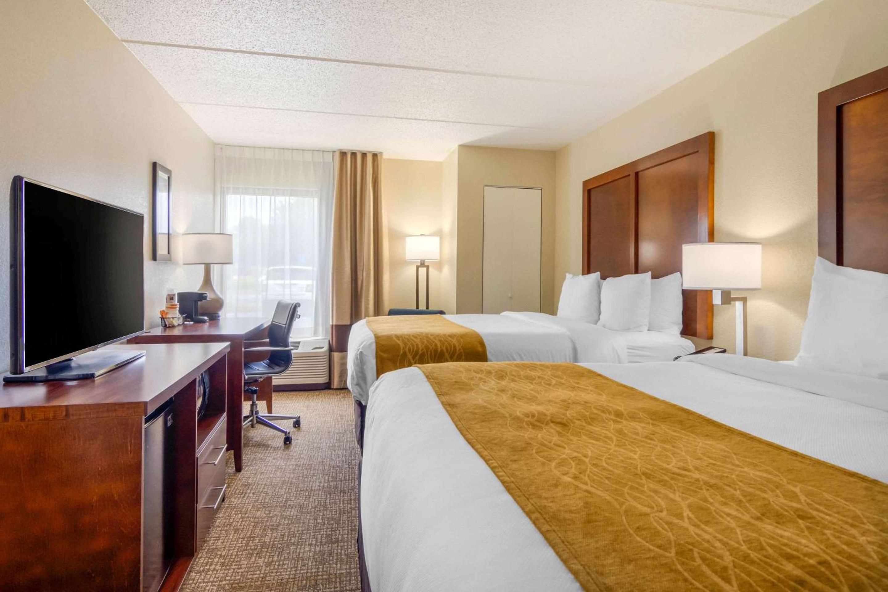 Queen Room With Two Queen Beds - Non-Smoking - Photo 12