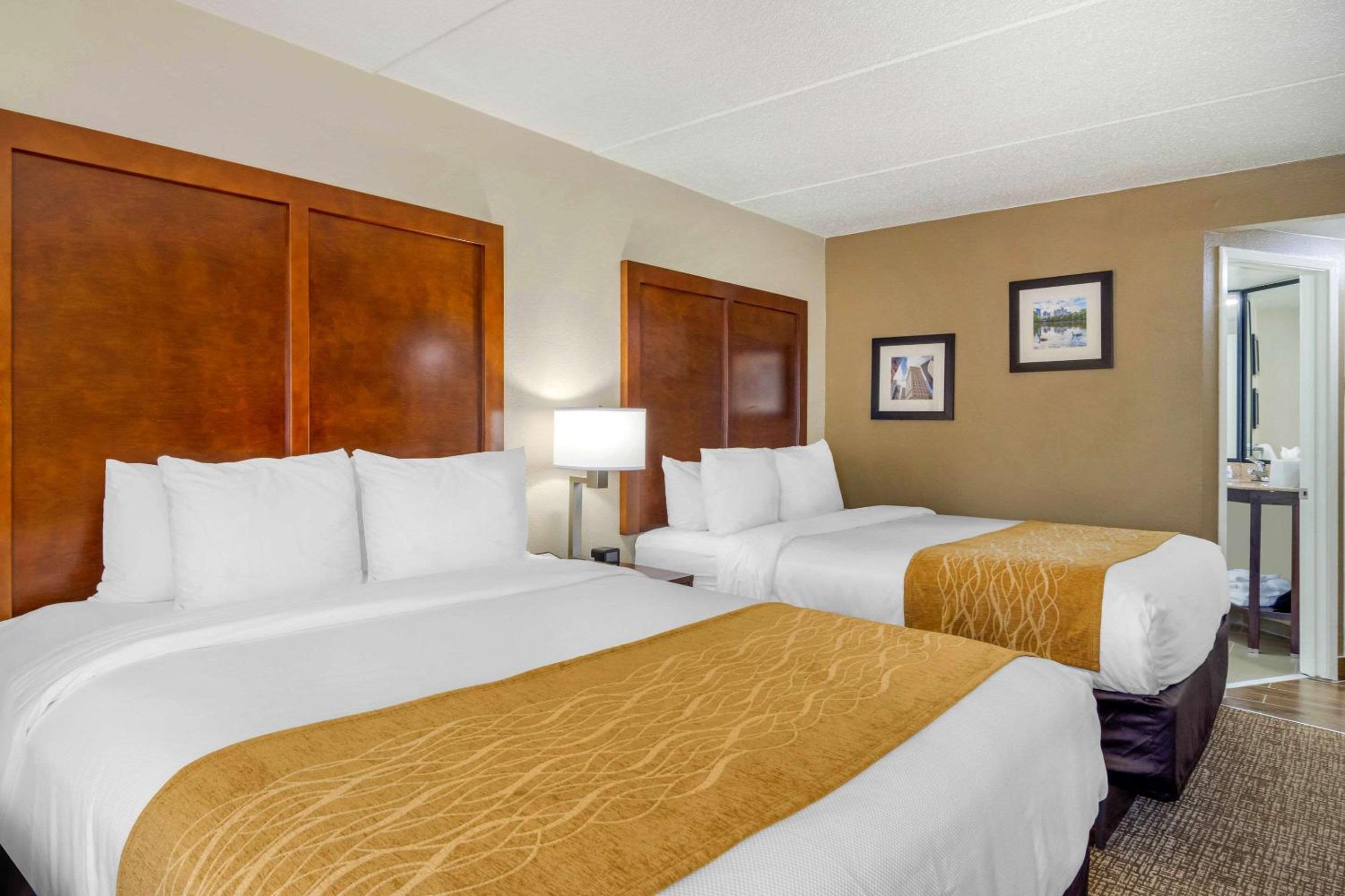 Queen Room With Two Queen Beds - Non-Smoking - Photo 2